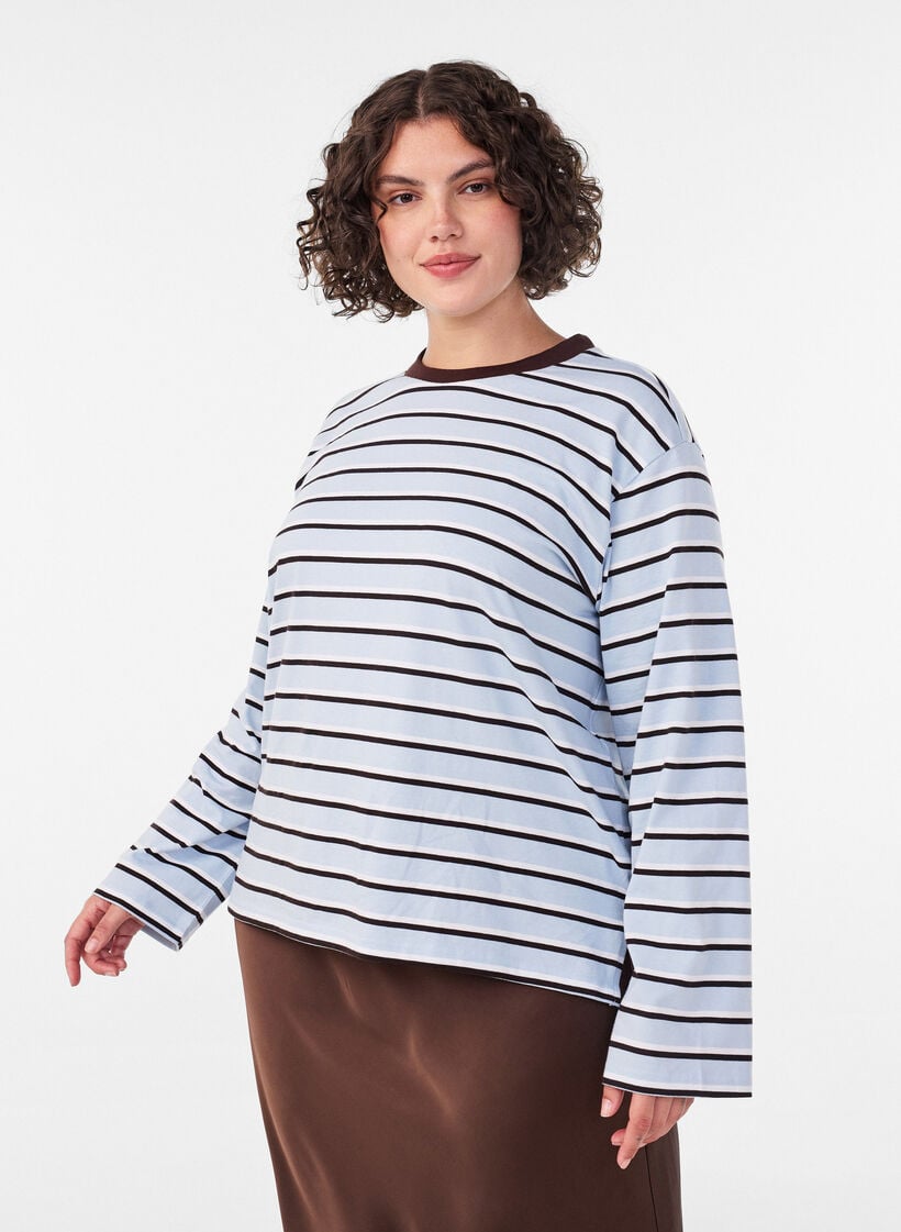 Basic t-shirt with long sleeves, Blue, Model