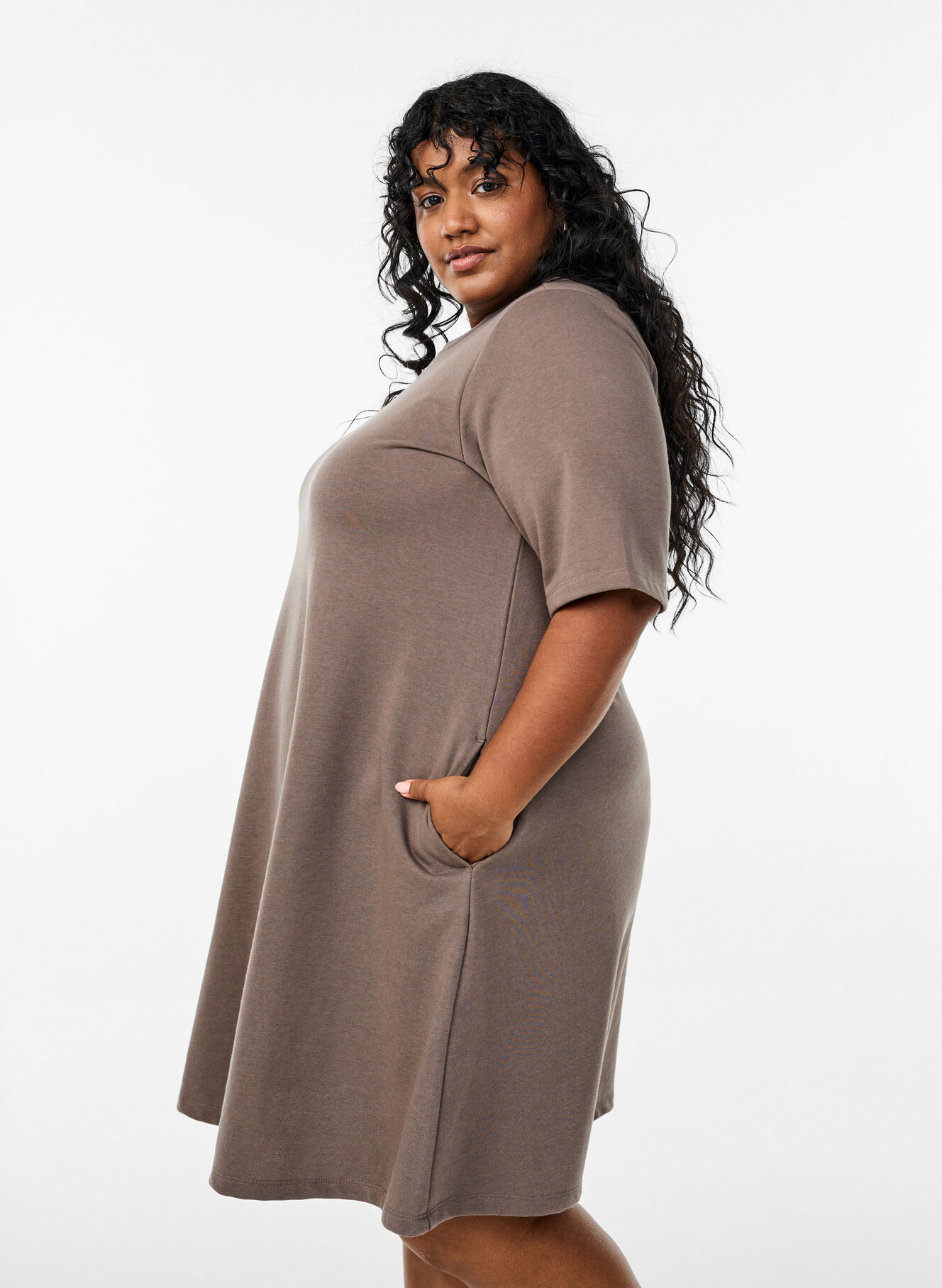 Knee-length jersey dress with pockets and A-line shape - Brown - Sz. 40-64 - Zizzifashion Knee-length jersey dress with pockets and A-line shape - Brown - Sz. 40-64 - Zizzifashion