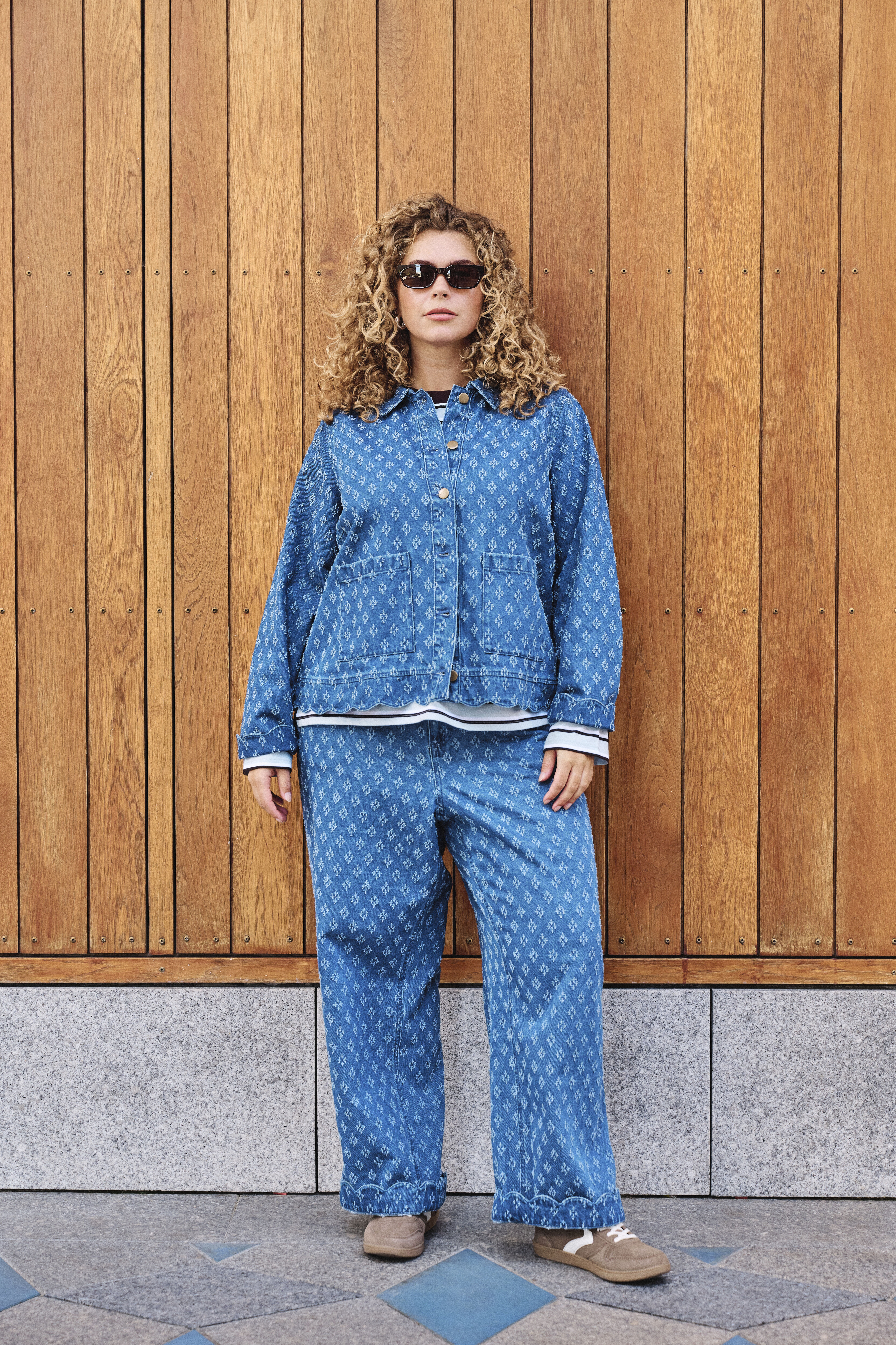 ZizzifashionRelaxed blue denim style, , Model