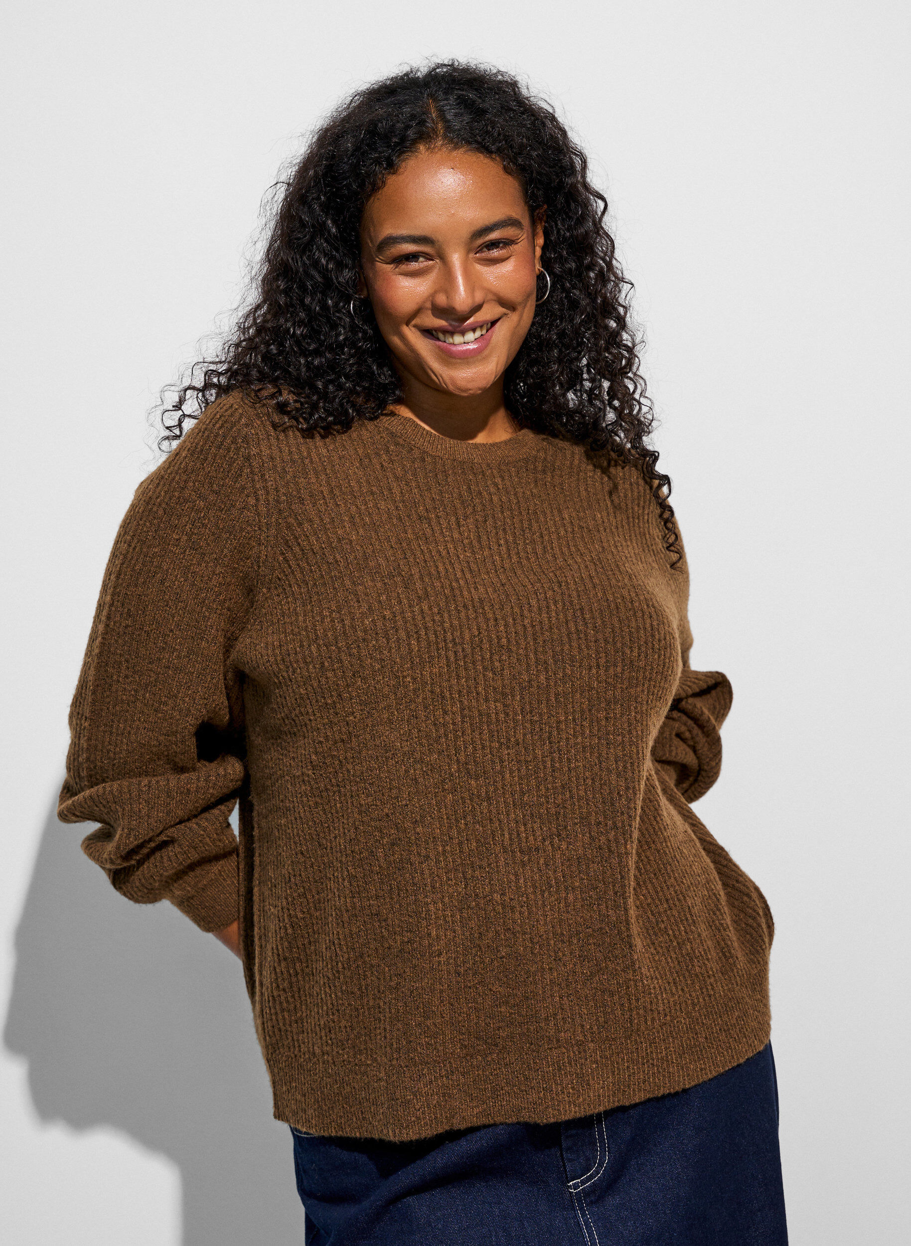 Ribbed jumper with balloon sleeves, Brown, Model