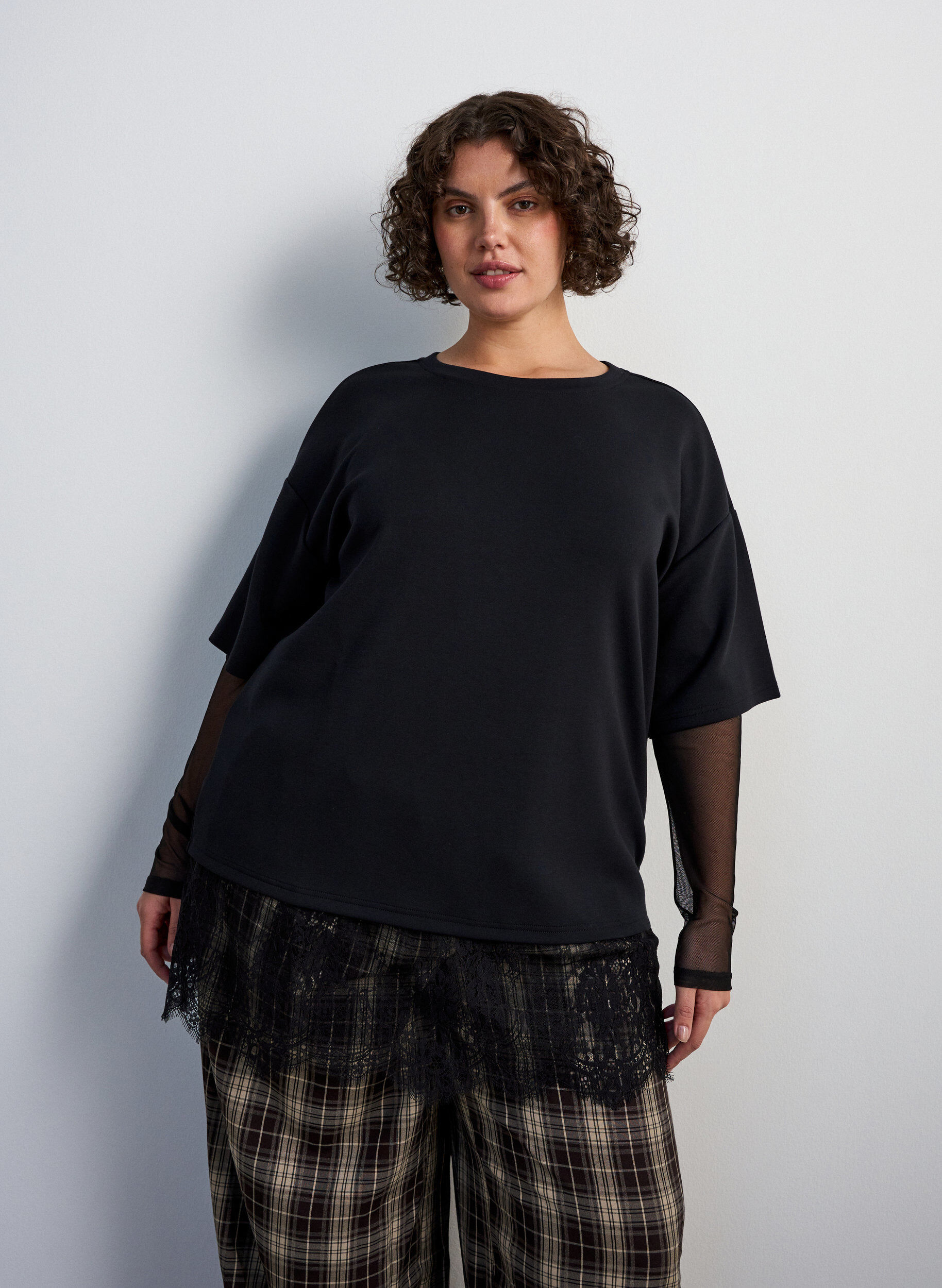 Blouse with mesh sleeves and lace trim, Black, Model