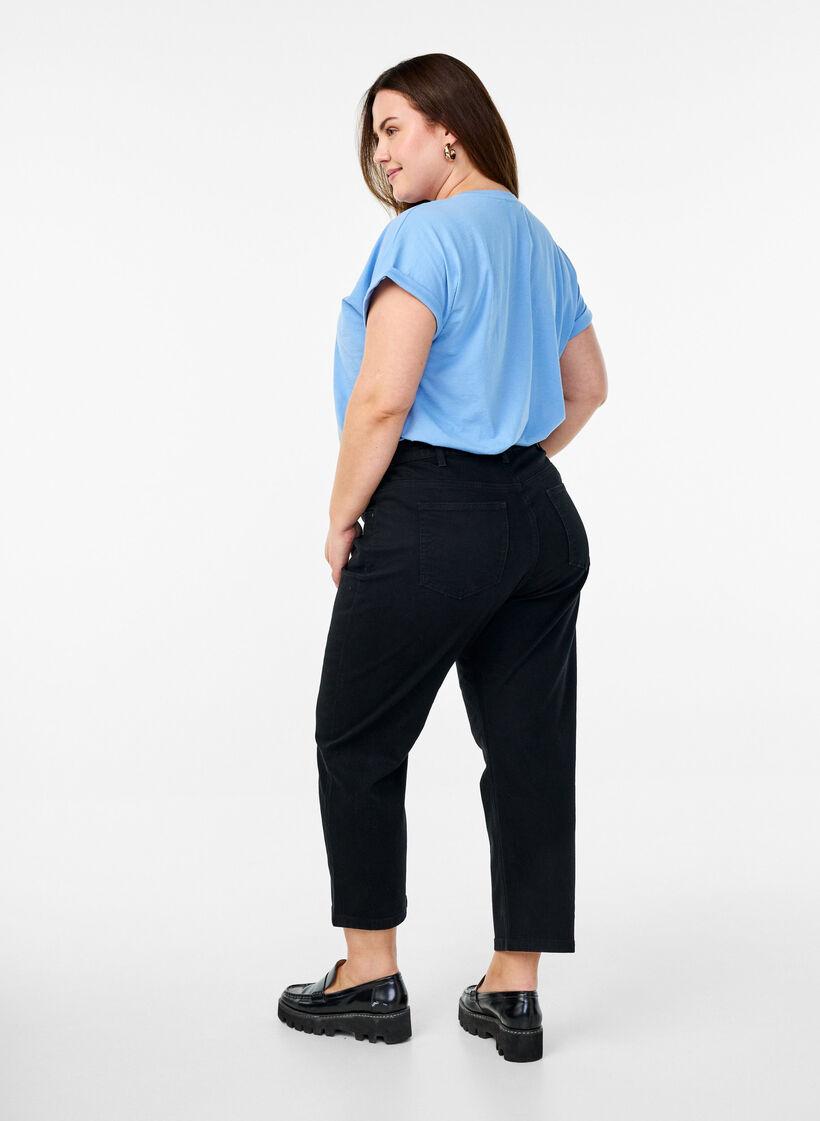 Cropped Vera jeans with a straight fit, Black, Model