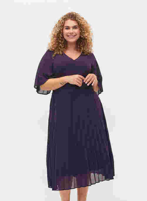 Short-sleeved pleated dress