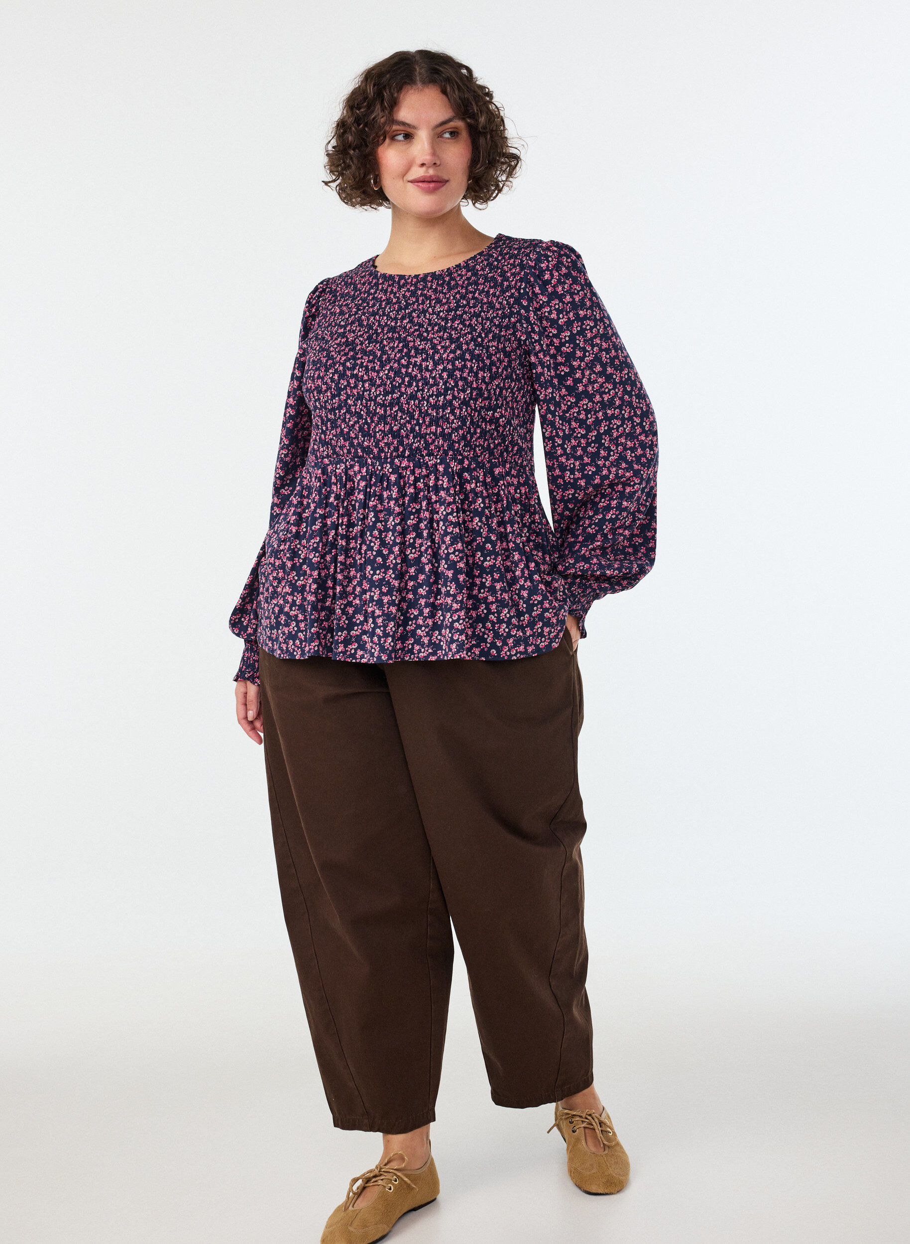 Blouse with smocked top and floral print, Blue, Model