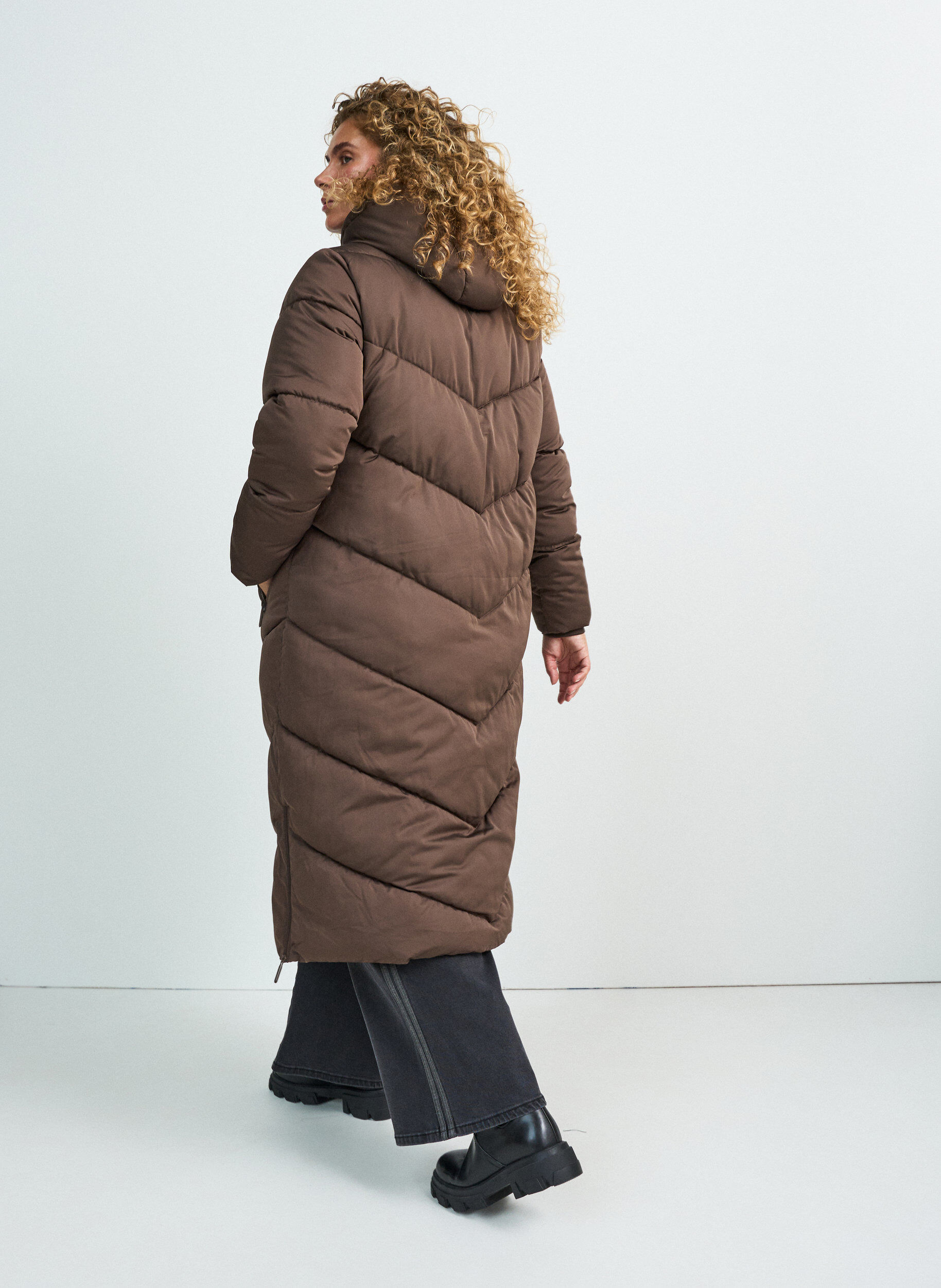 ZizzifashionLong puffer coat with hood and pockets, Brown, Model image number 1