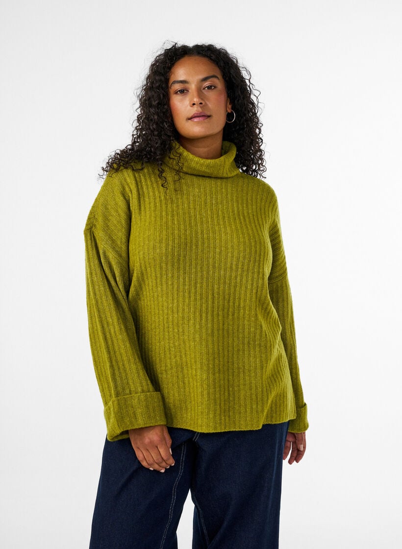 Knitted top with turtleneck, Green, Model