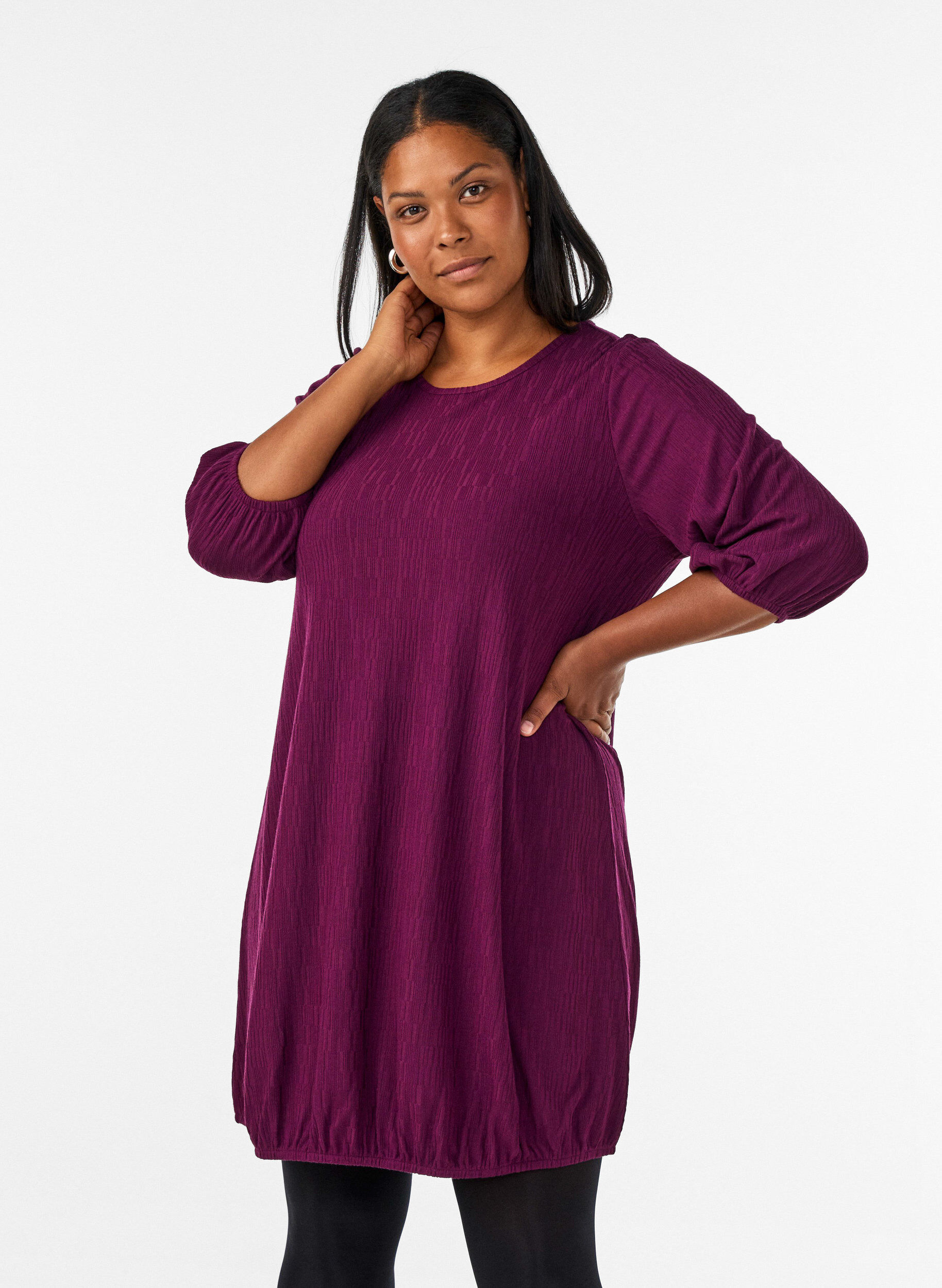 Dress with a balloon shape and structure, Red, Model