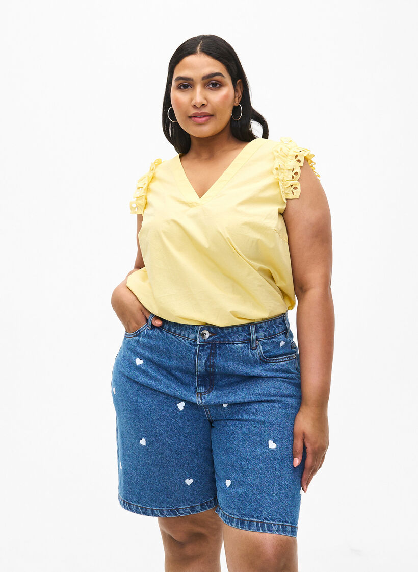 High-waist denim shorts with embroidered hearts, Light Blue, Model image number 0