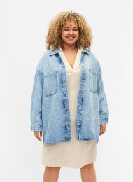 Loose-fitting denim jacket with buttons, Light blue denim, Model