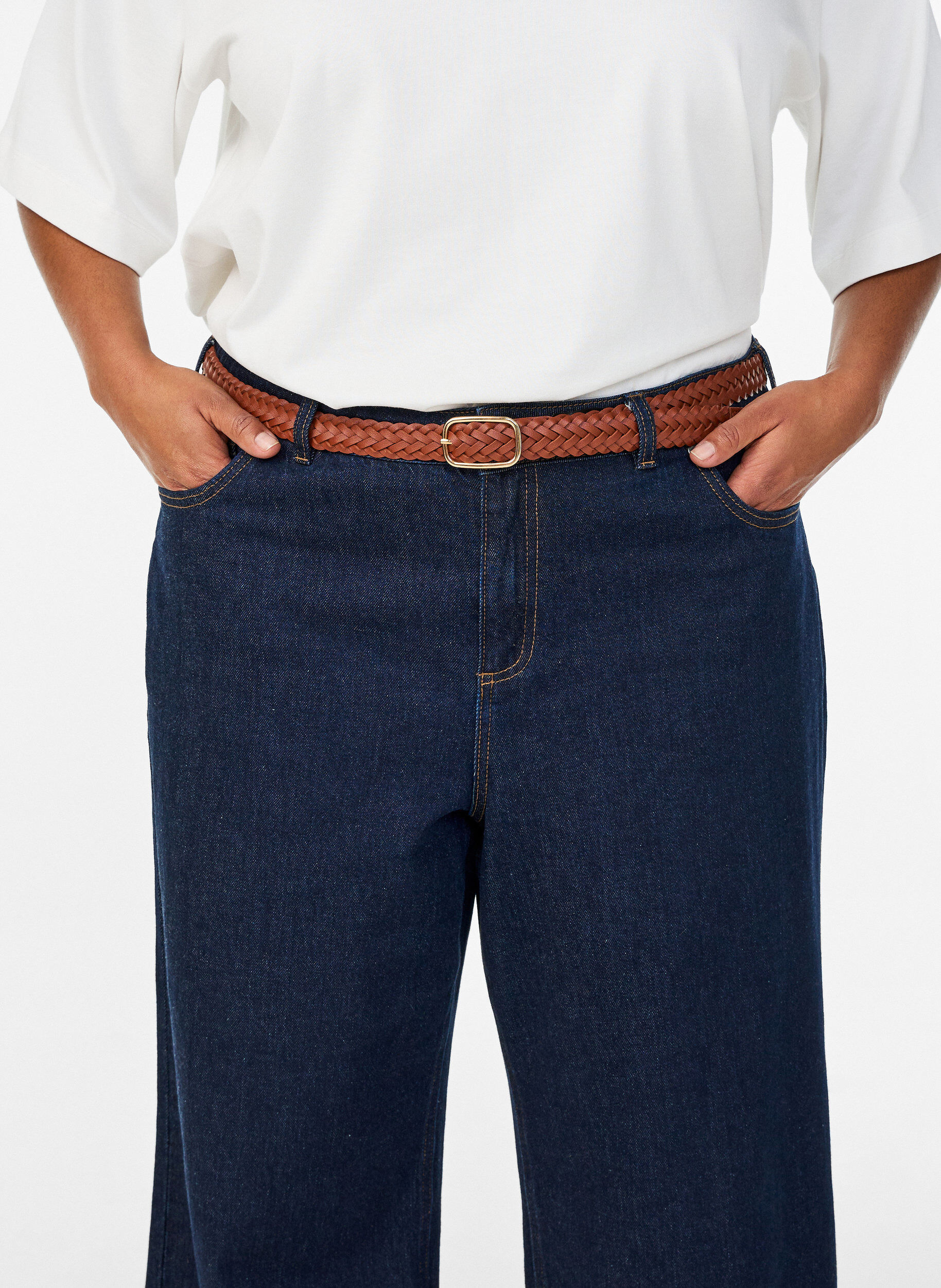 Braided belt in faux leather, Brown, Model