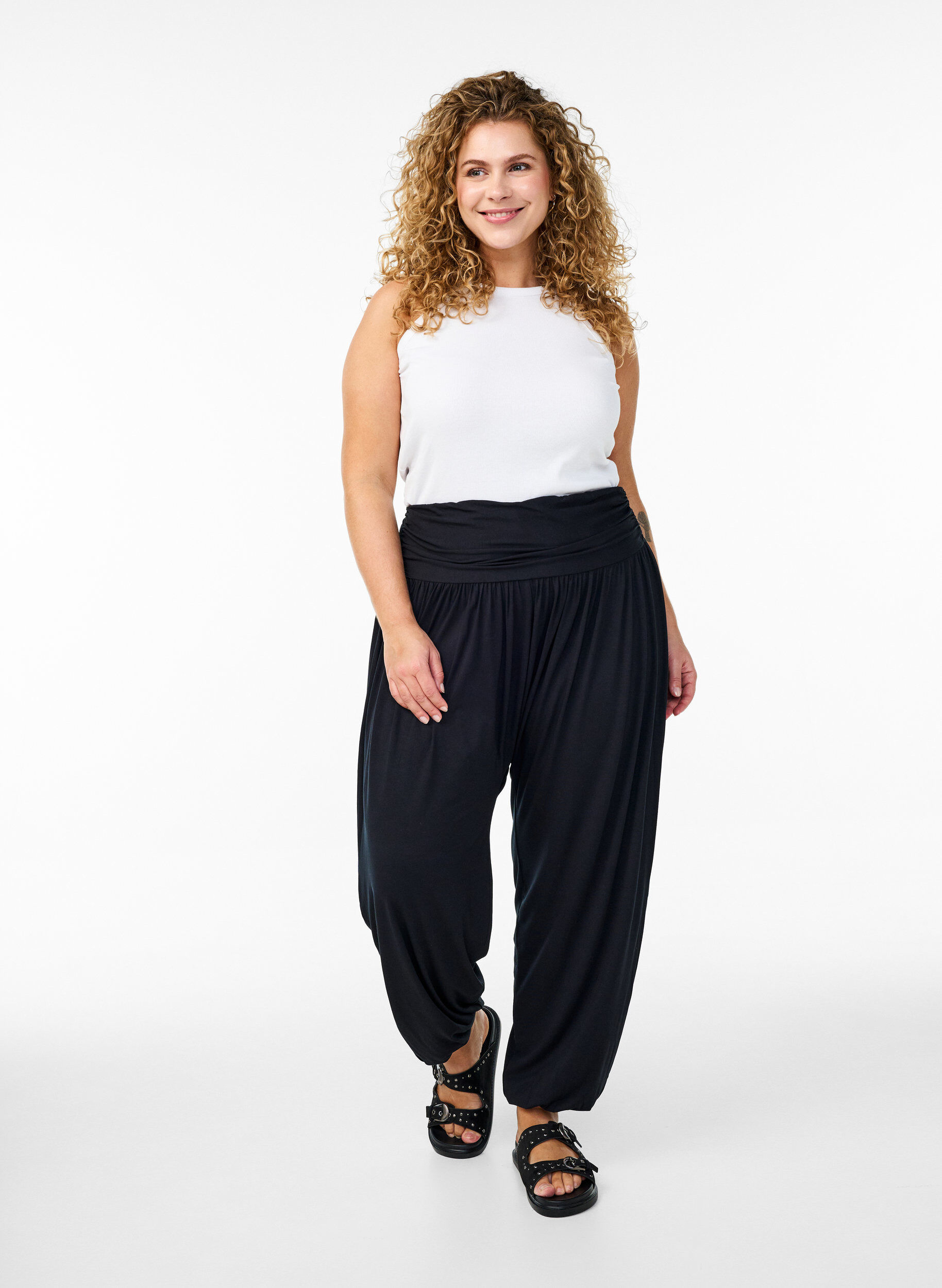 Loose-fitting harem trousers, Black, Model