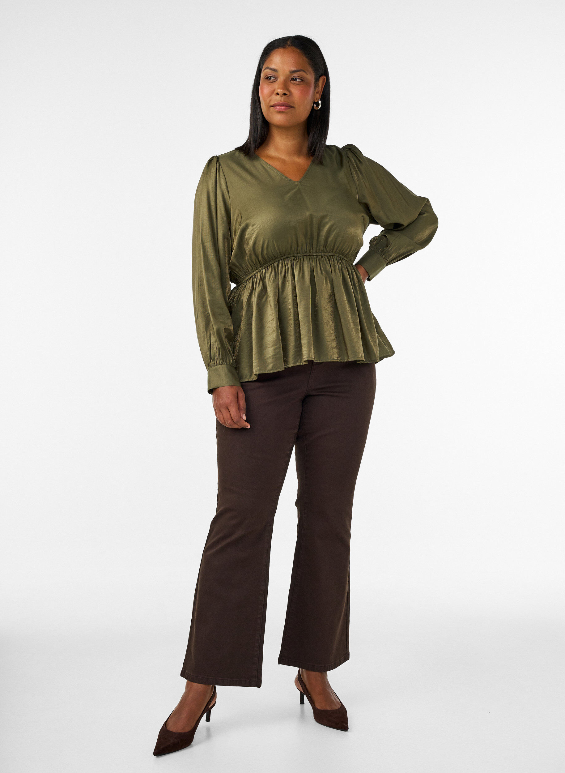 Ellen bootcut jeans in coloured denim, Brown, Model