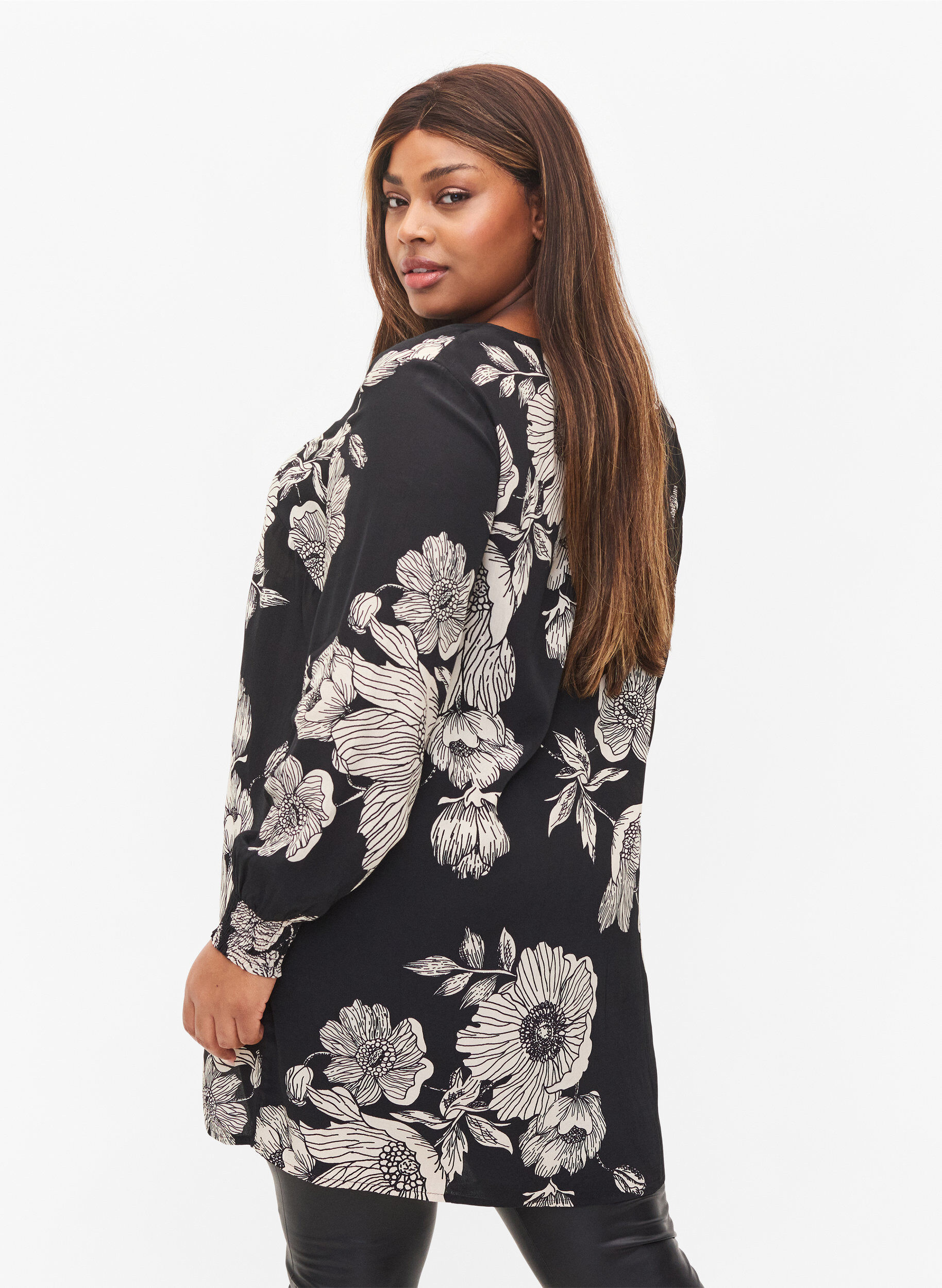 Zizzifashion Long floral viscose shirt, Black White AOP, Model image number 1