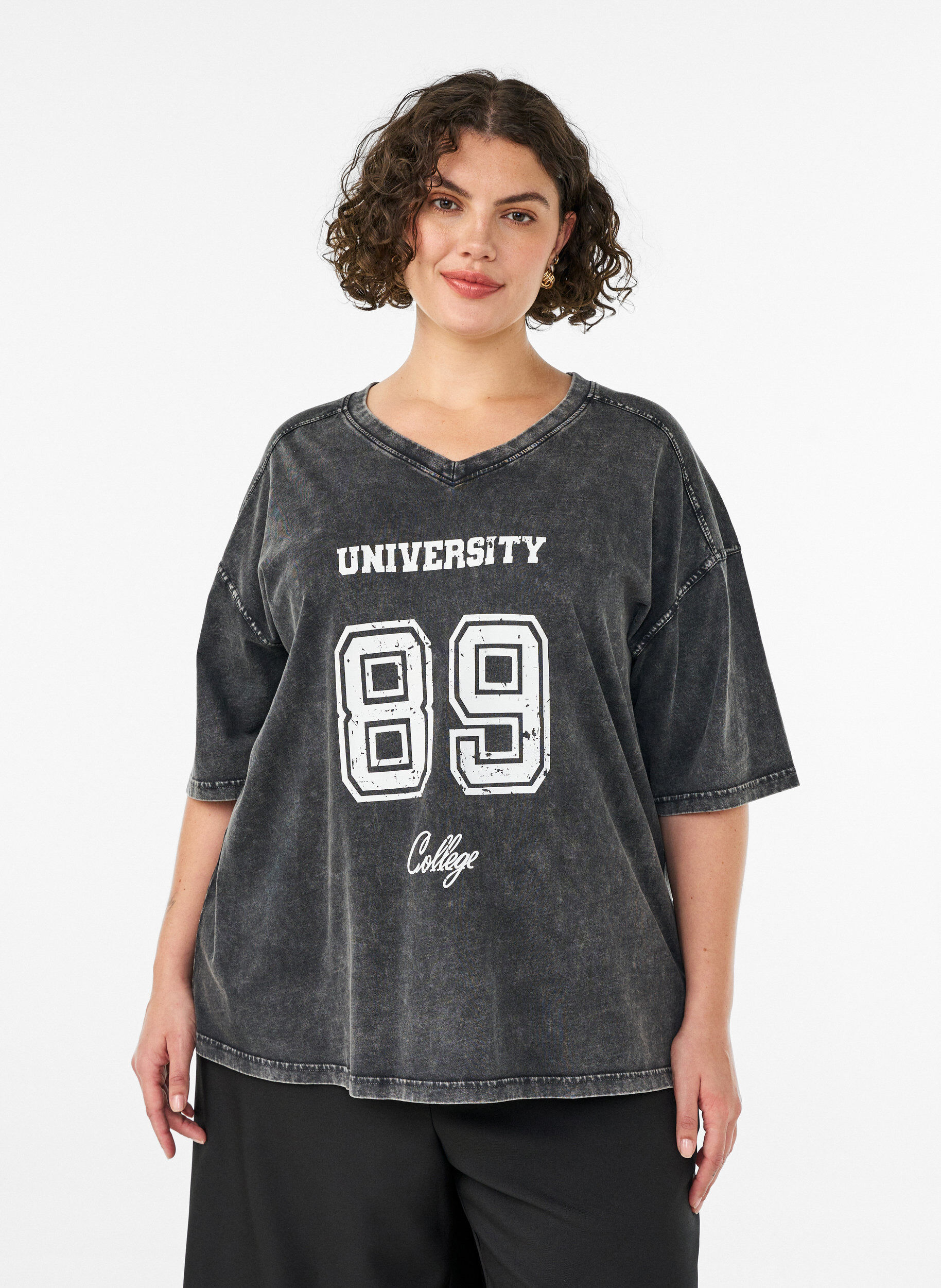 Oversized T-shirt in organic cotton with a college print, Black, Model