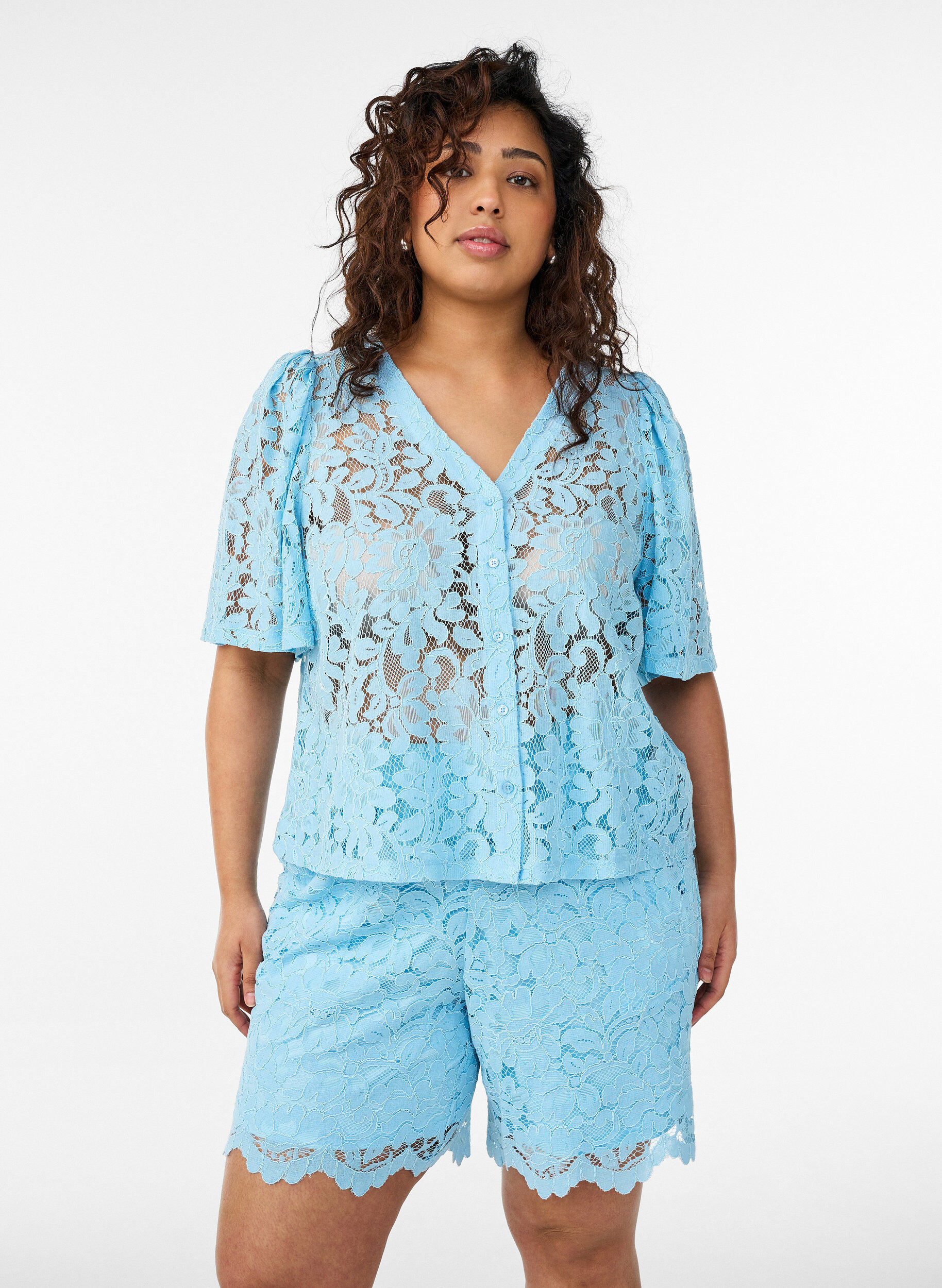 Lace shorts with high waist and pockets, Blue, Model