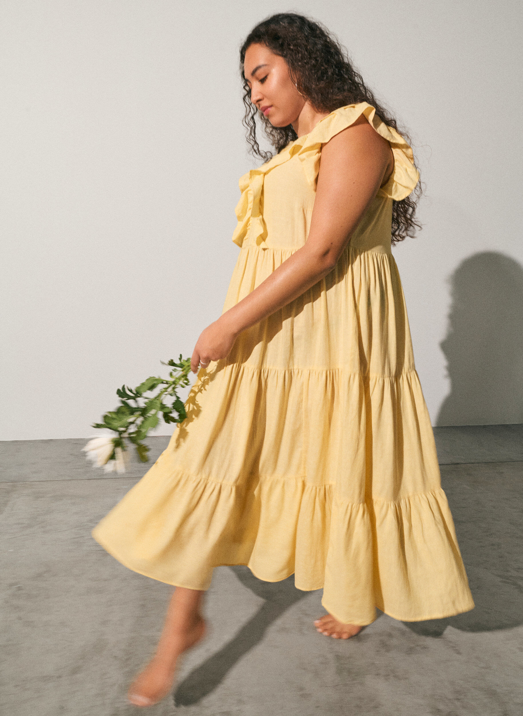 Sleeveless midi dress in linen and viscose with ruffles