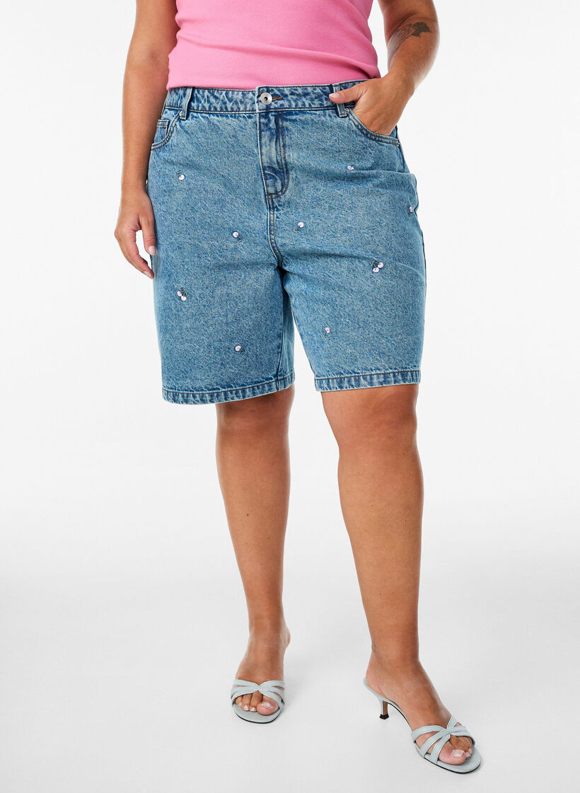 High-waisted denim shorts with embroidered motifs, Blue, Model image number 3