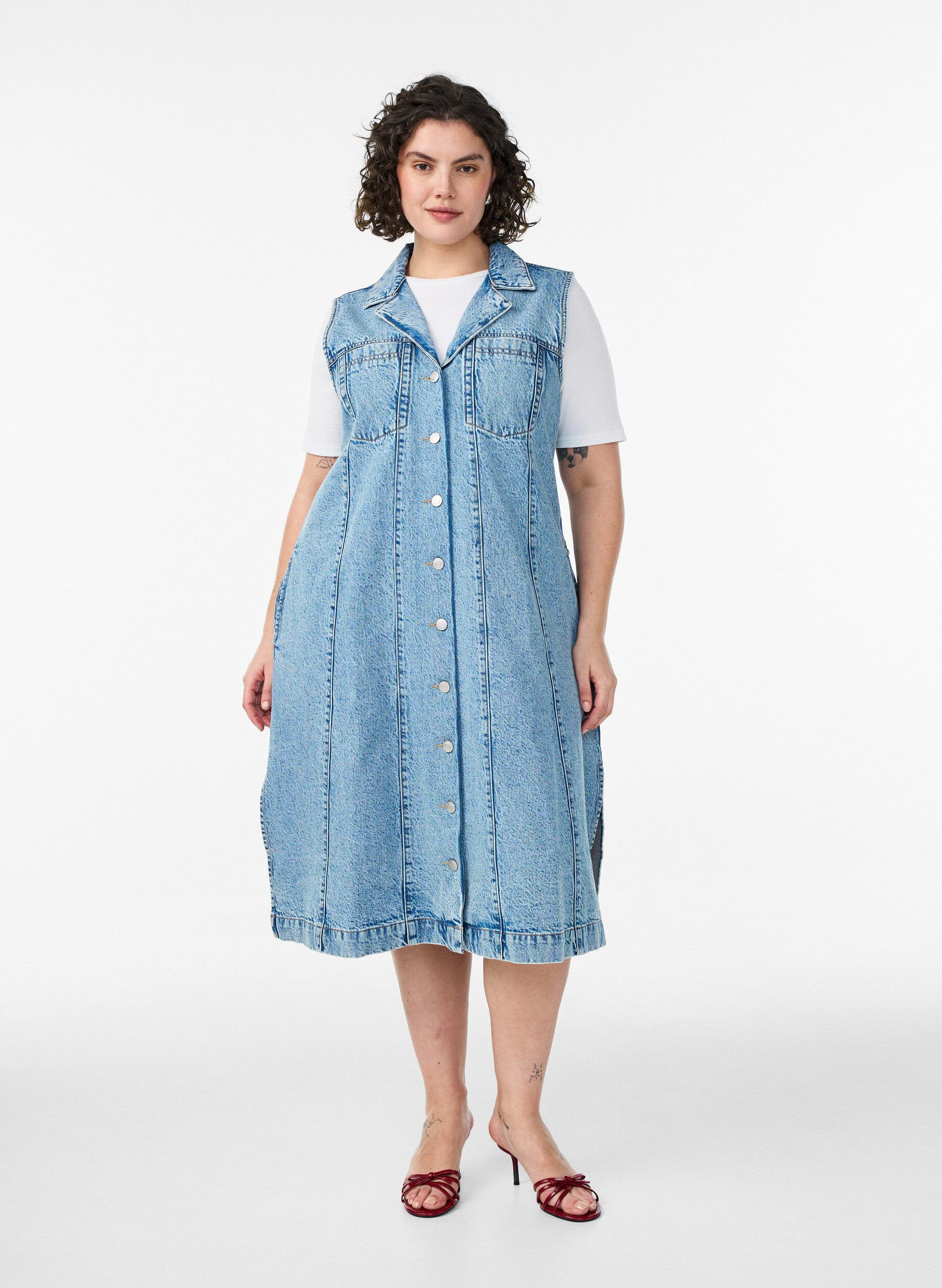 Sleeveless denim dress with button fastening and slits, Light Blue, Model