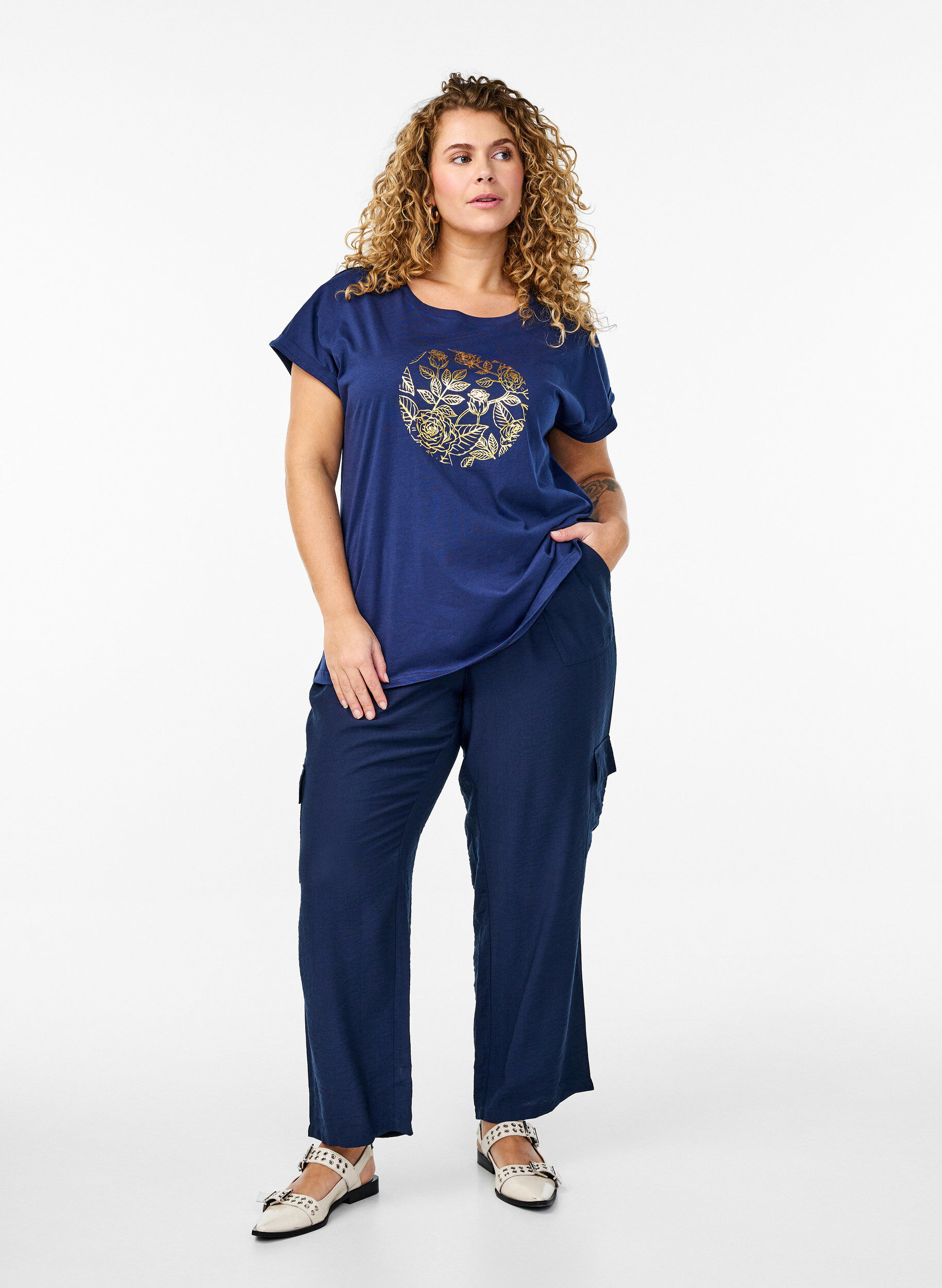 Zizzifashion T-shirt with gold floral print, Naval A. Gold Rose, Model image number 2