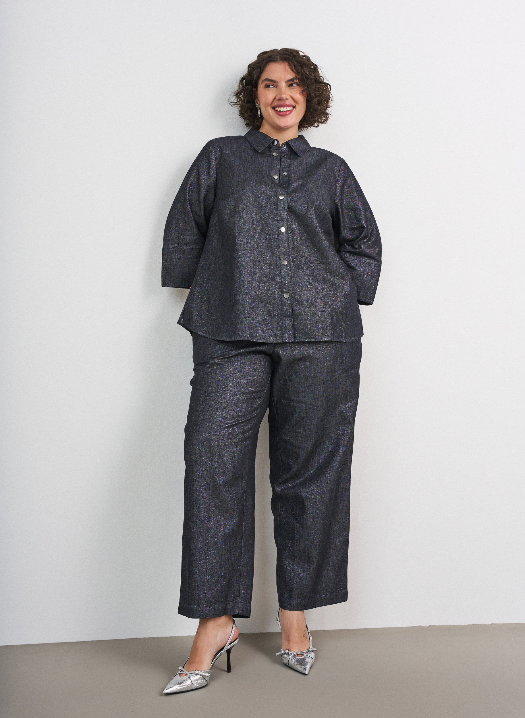 Straight leg jeans with glitter thread, Grey, Model