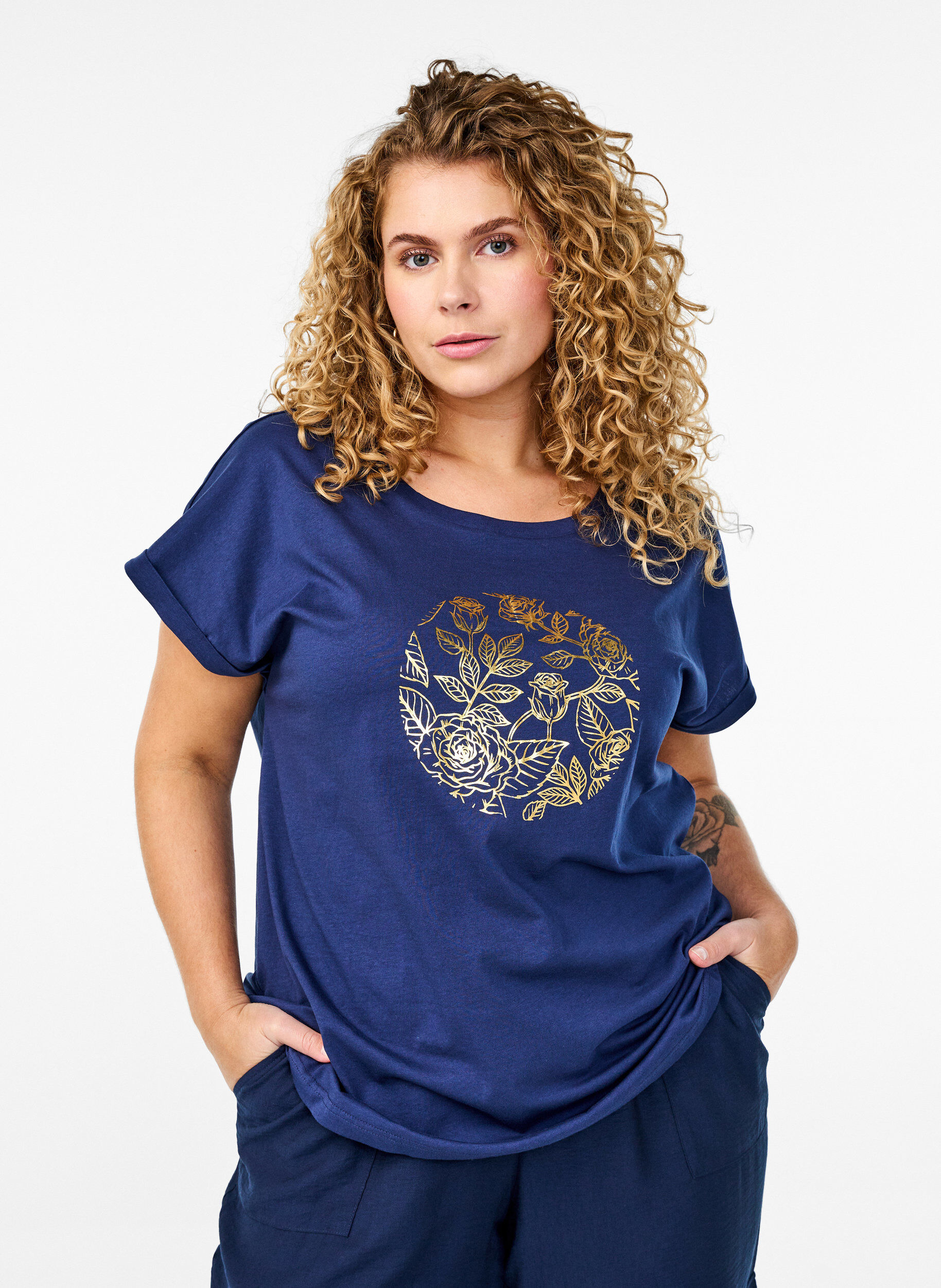 Zizzifashion T-shirt with gold floral print, Naval A. Gold Rose, Model image number 0