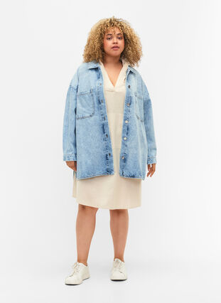 Loose-fitting denim jacket with buttons, Light blue denim, Model image number 2