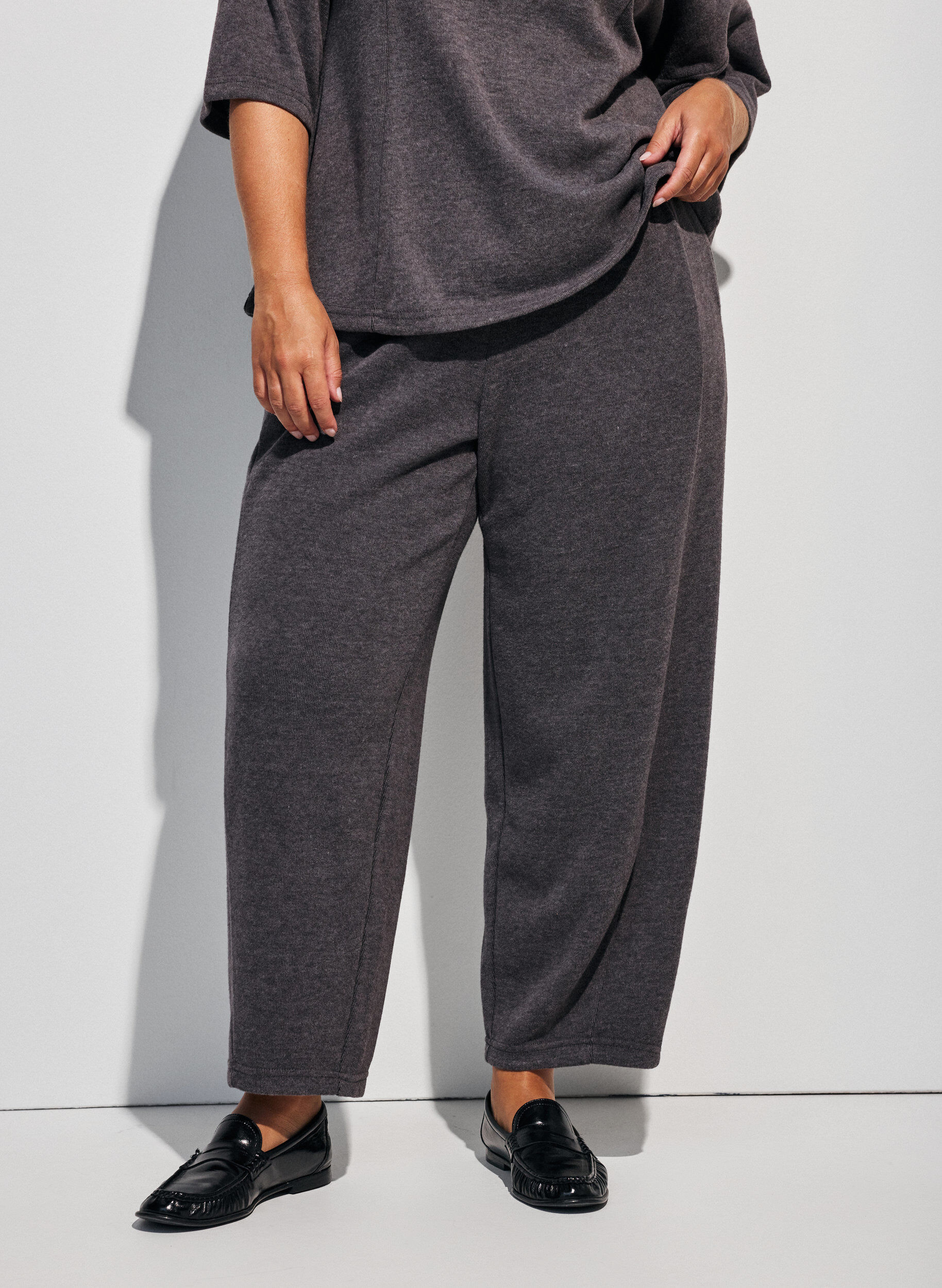 ZizzifashionJersey trousers with a barrel fit and high waist, Dark Grey, Model image number 2
