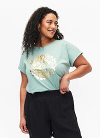 Organic cotton T-shirt with gold print, Ch.Green Gold Flower, Model