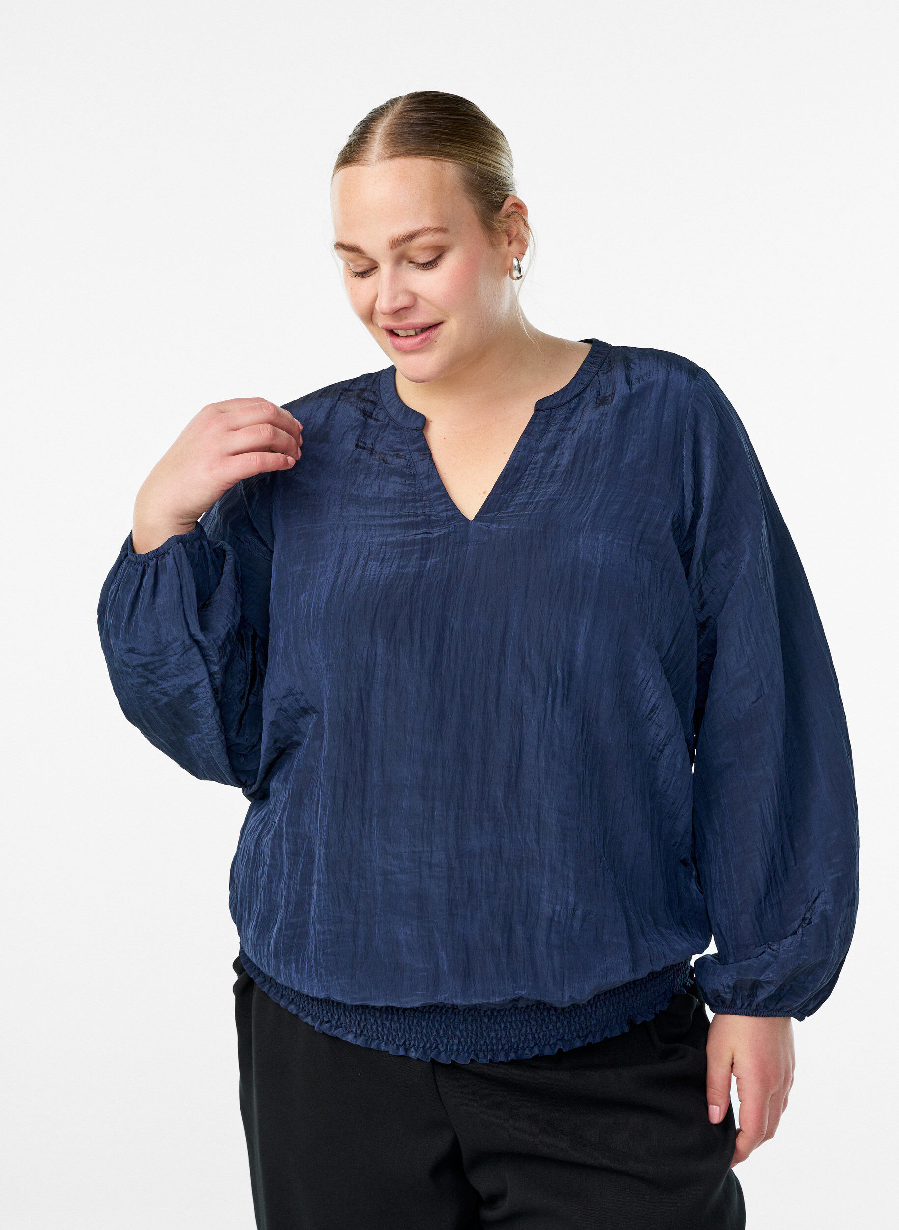 Blouse with V-neck and crinkled texture, Blue, Model