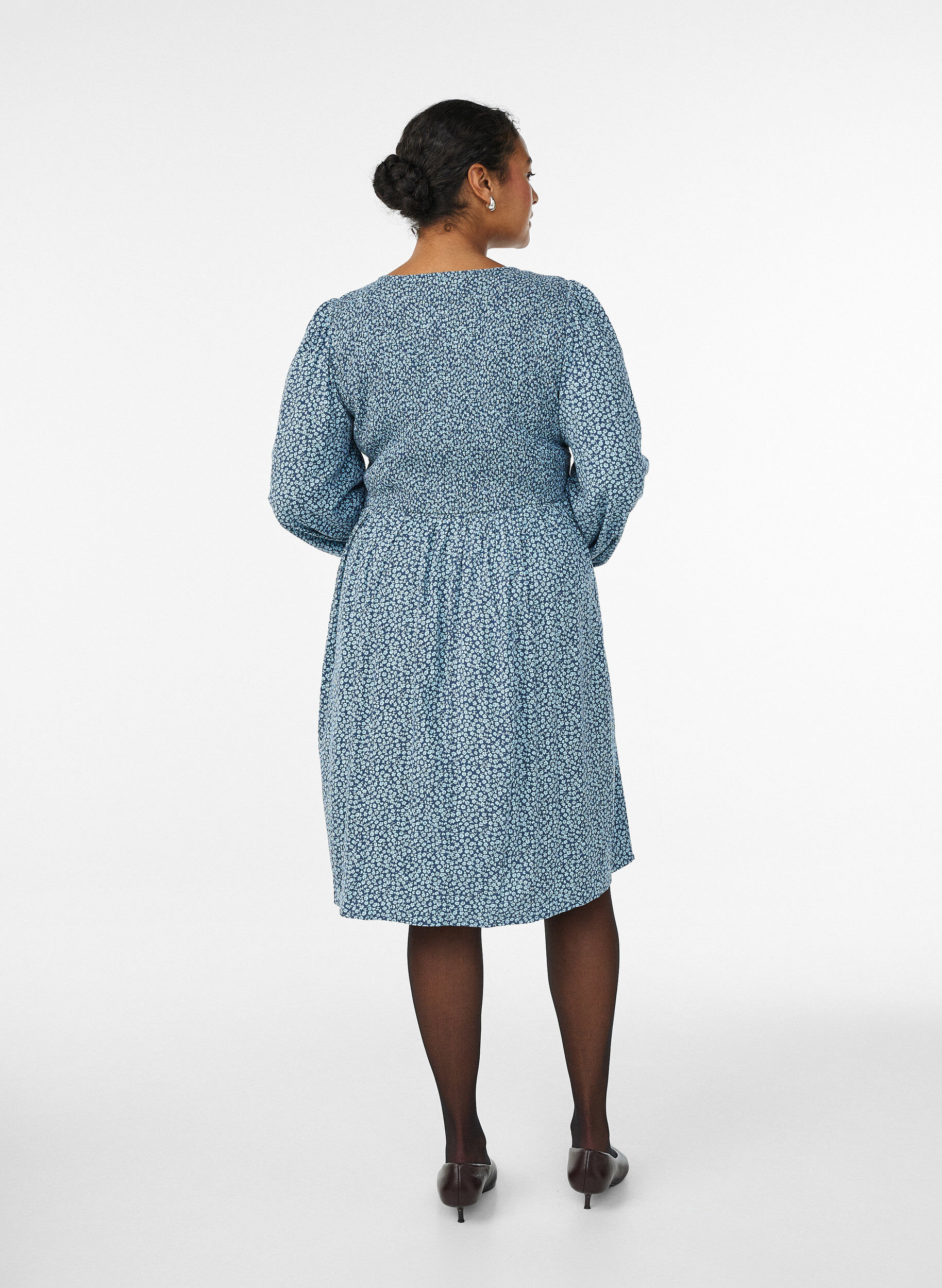 ZizzifashionDress with a smocked top and ditsy floral pattern, Blue, Model image number 2