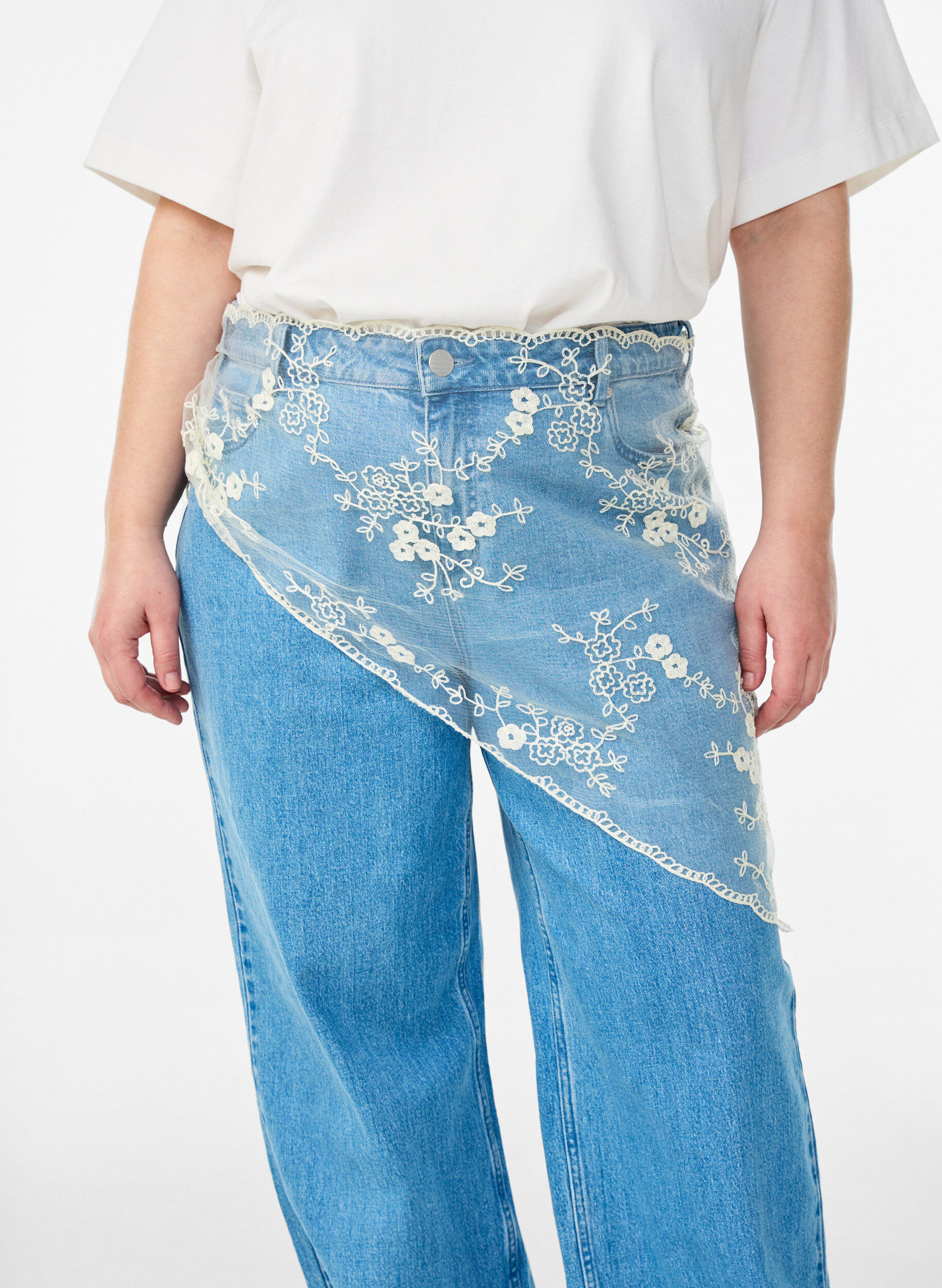 Triangular lace scarf, Beige, Model