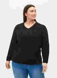 Patterned knitted top with v-neckline, Black, Model
