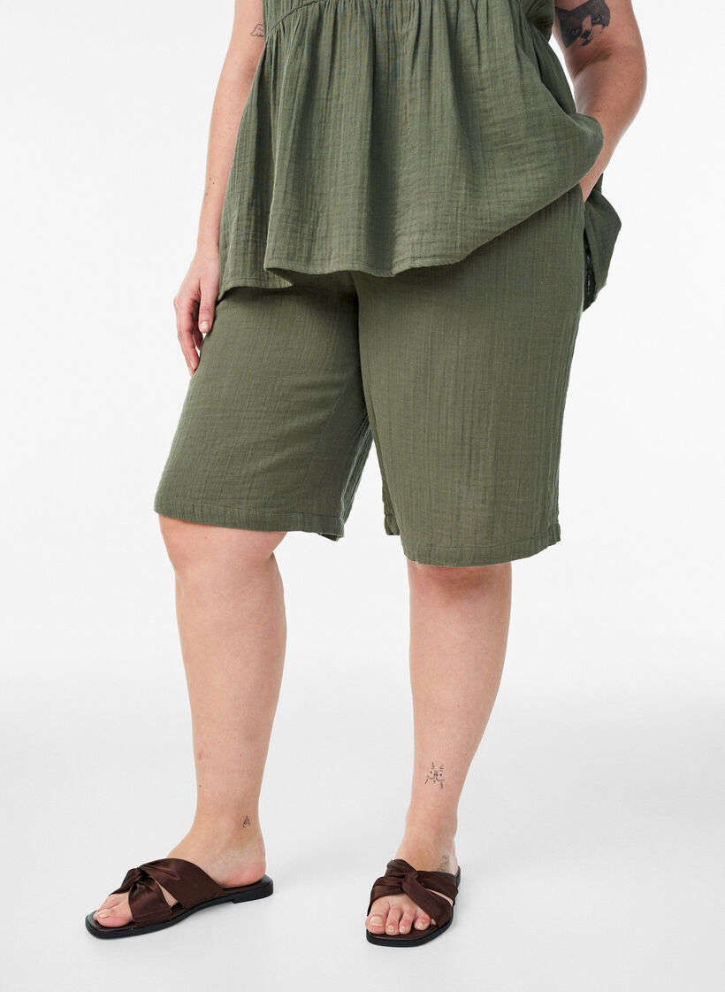 Loose cotton muslin shorts with a high waist, Green, Model image number 3