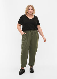 Plain cargo pants with large pockets, Black Olive, Model