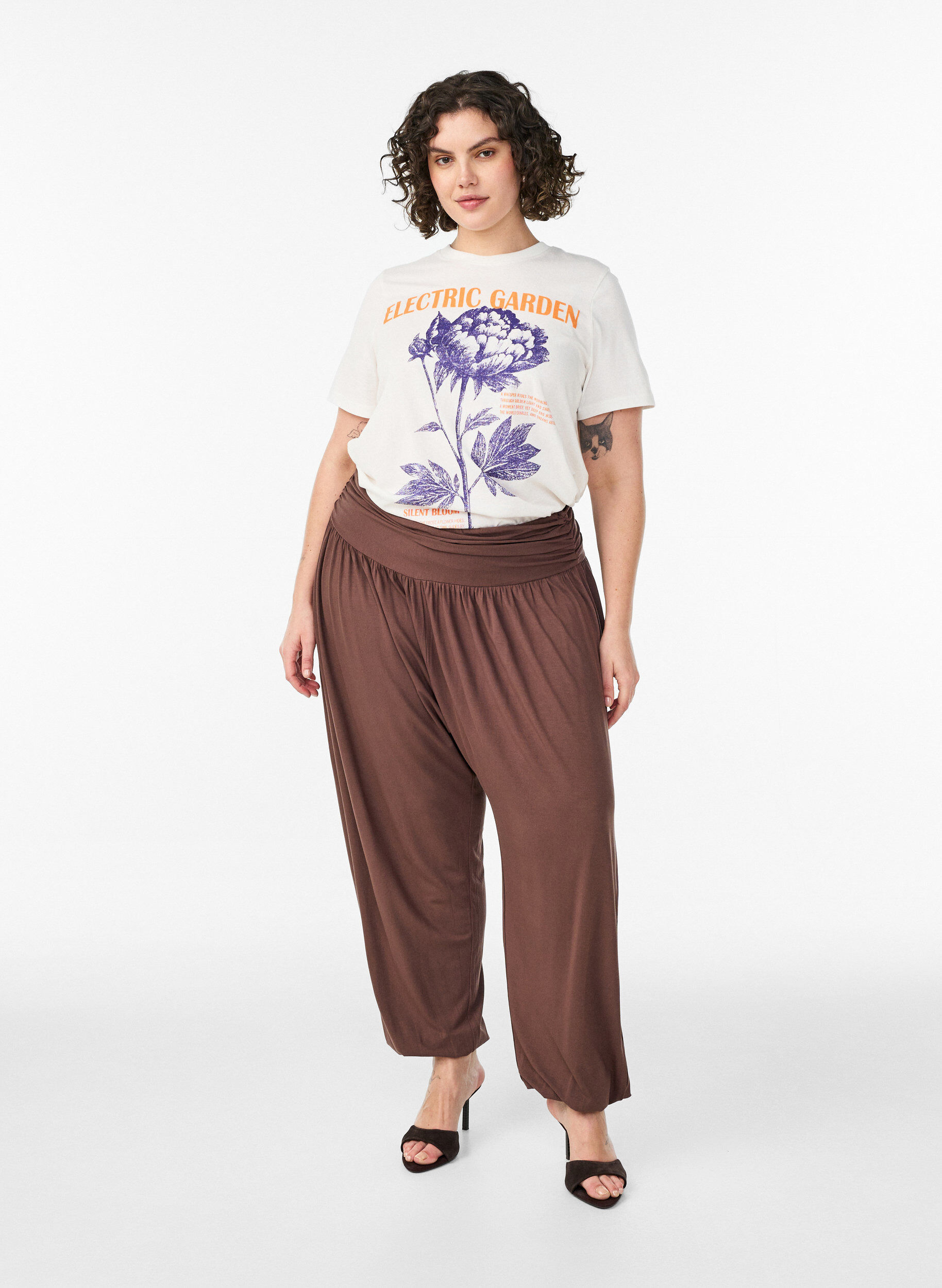 Loose-fitting harem trousers, Brown, Model