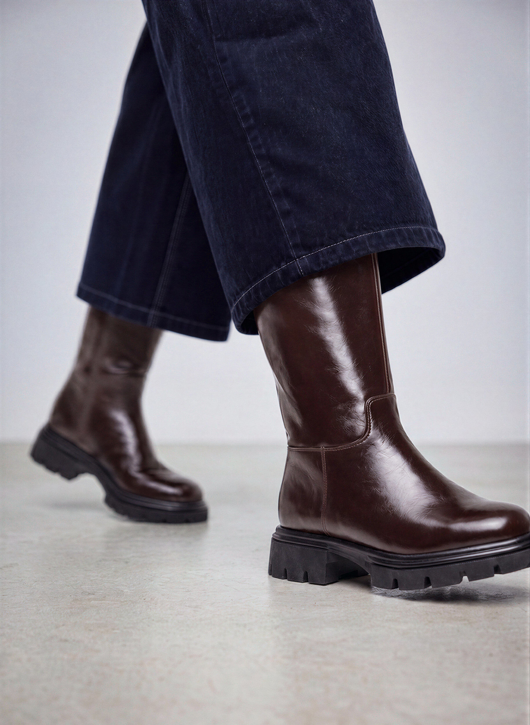 Tall boot with a lightly crackled look