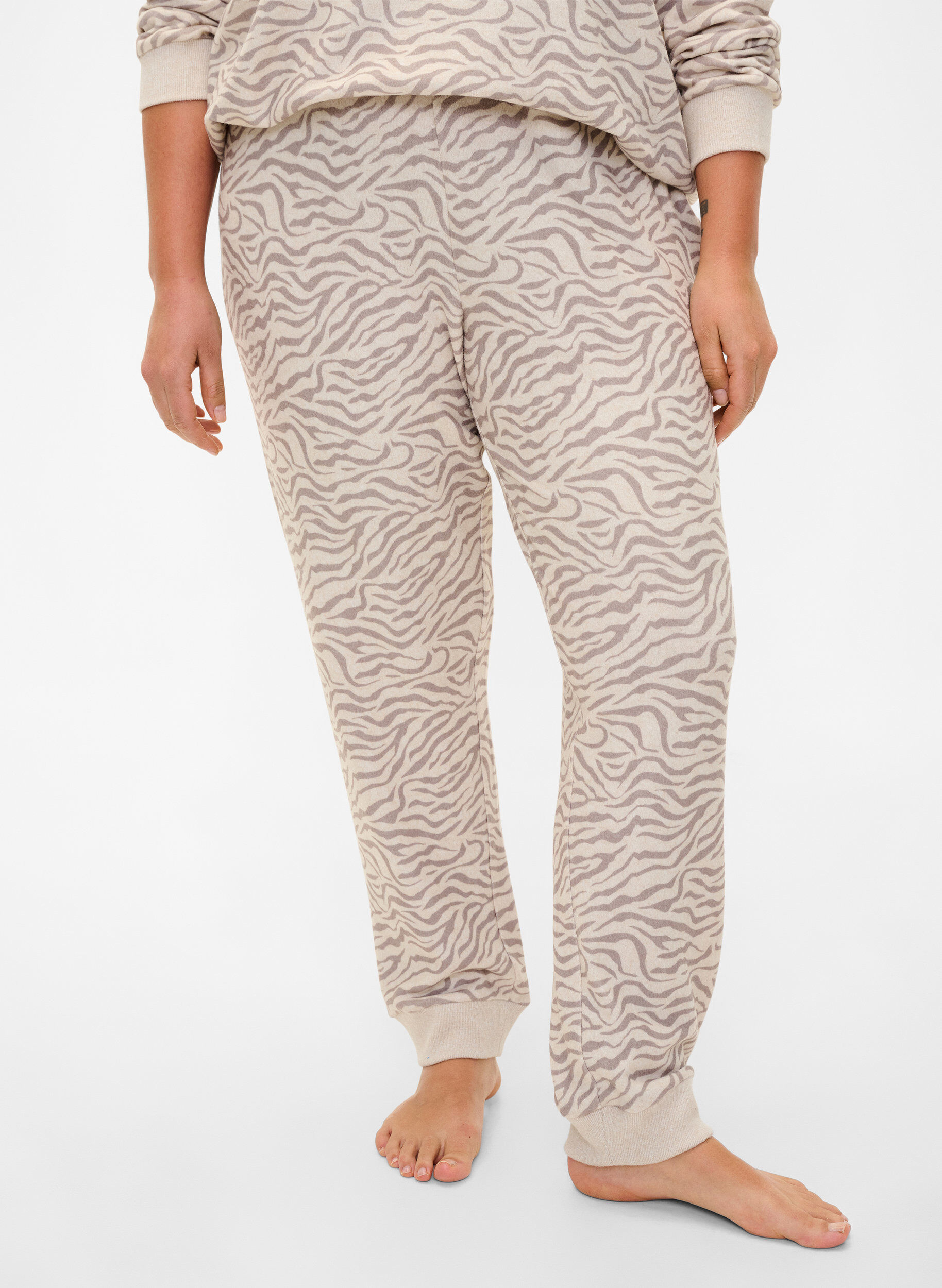 Zizzifashion Printed velour pants, Pink Tint AOP, Model image number 2