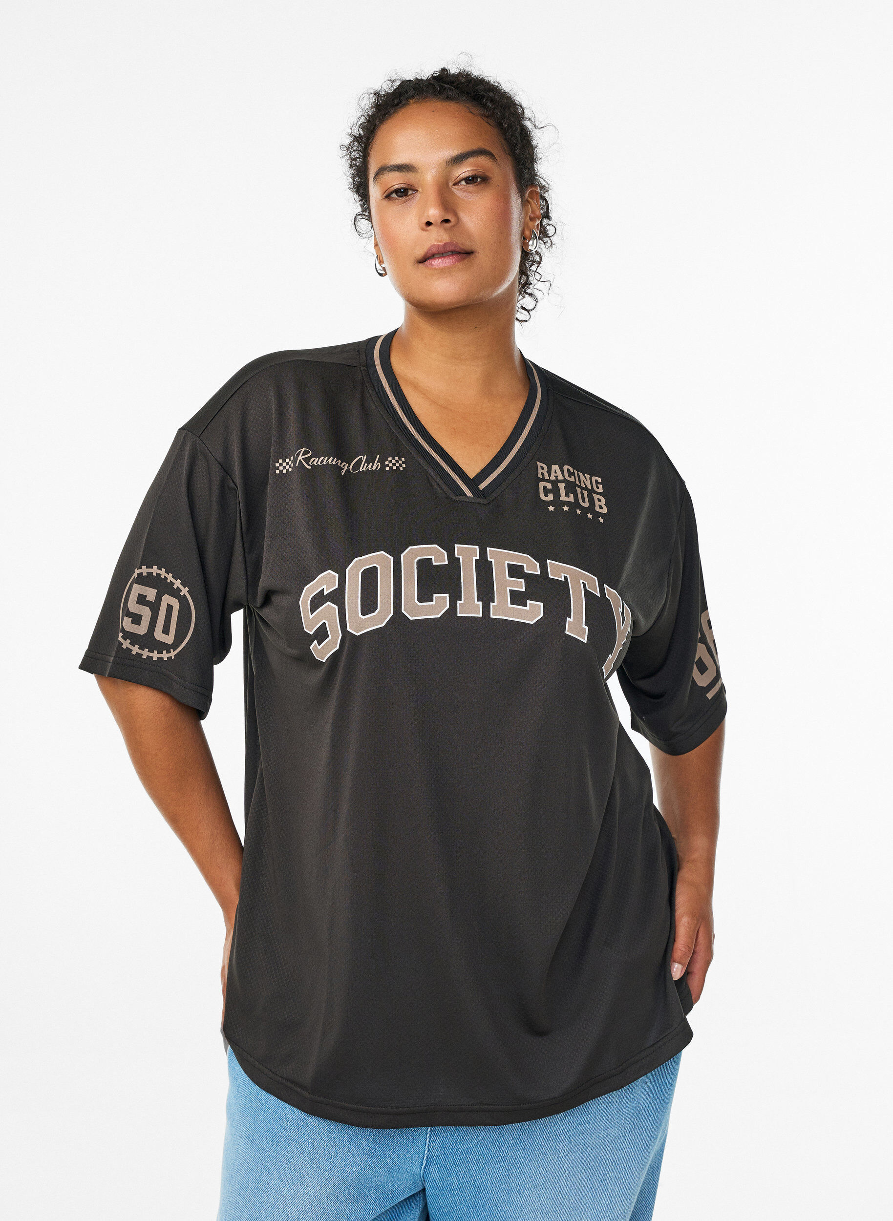 Sporty T-shirt with V-neck and racing print, Black, Model