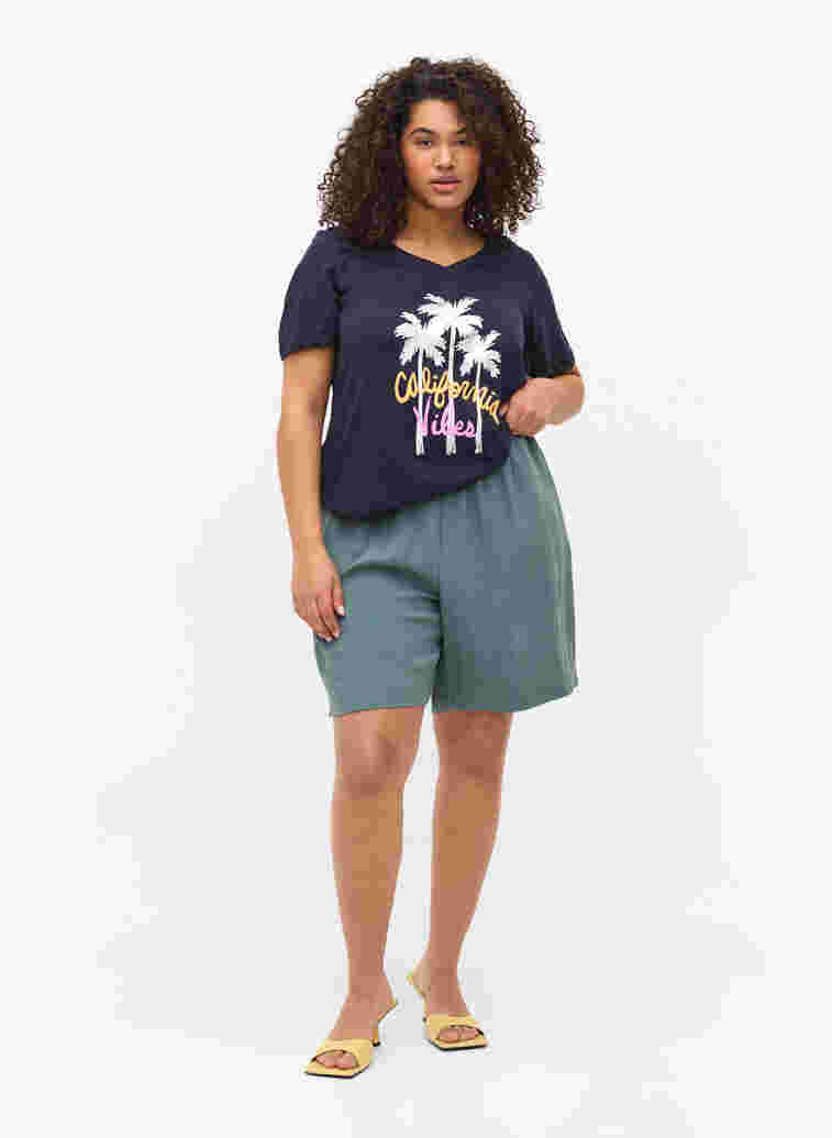 Loose viscose shorts, Balsam Green, Model image number 2
