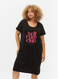 Short-sleeved cotton nightdress, Black w. Self Care, Model