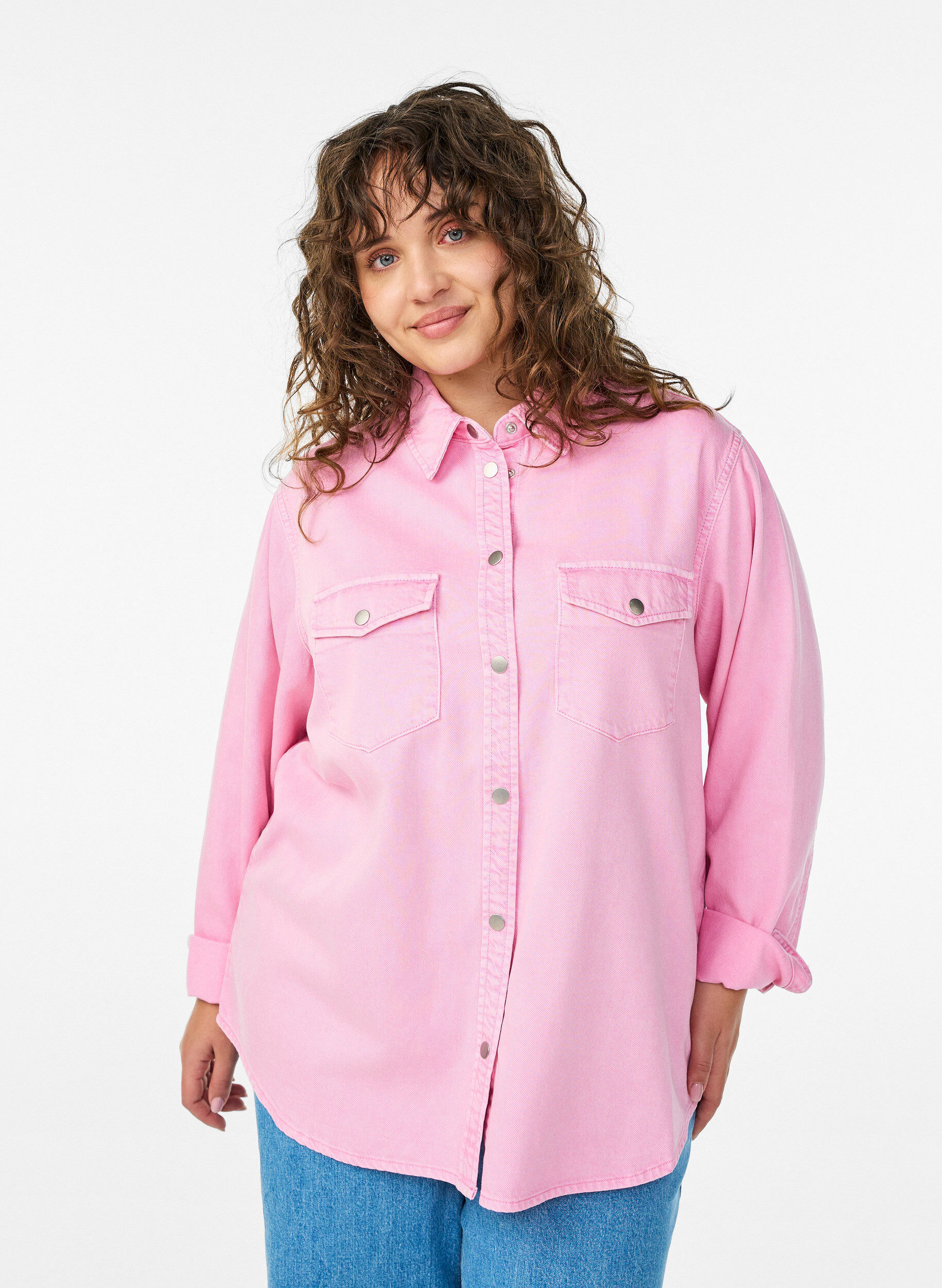 Denim shirt with chest pockets, Pink, Model