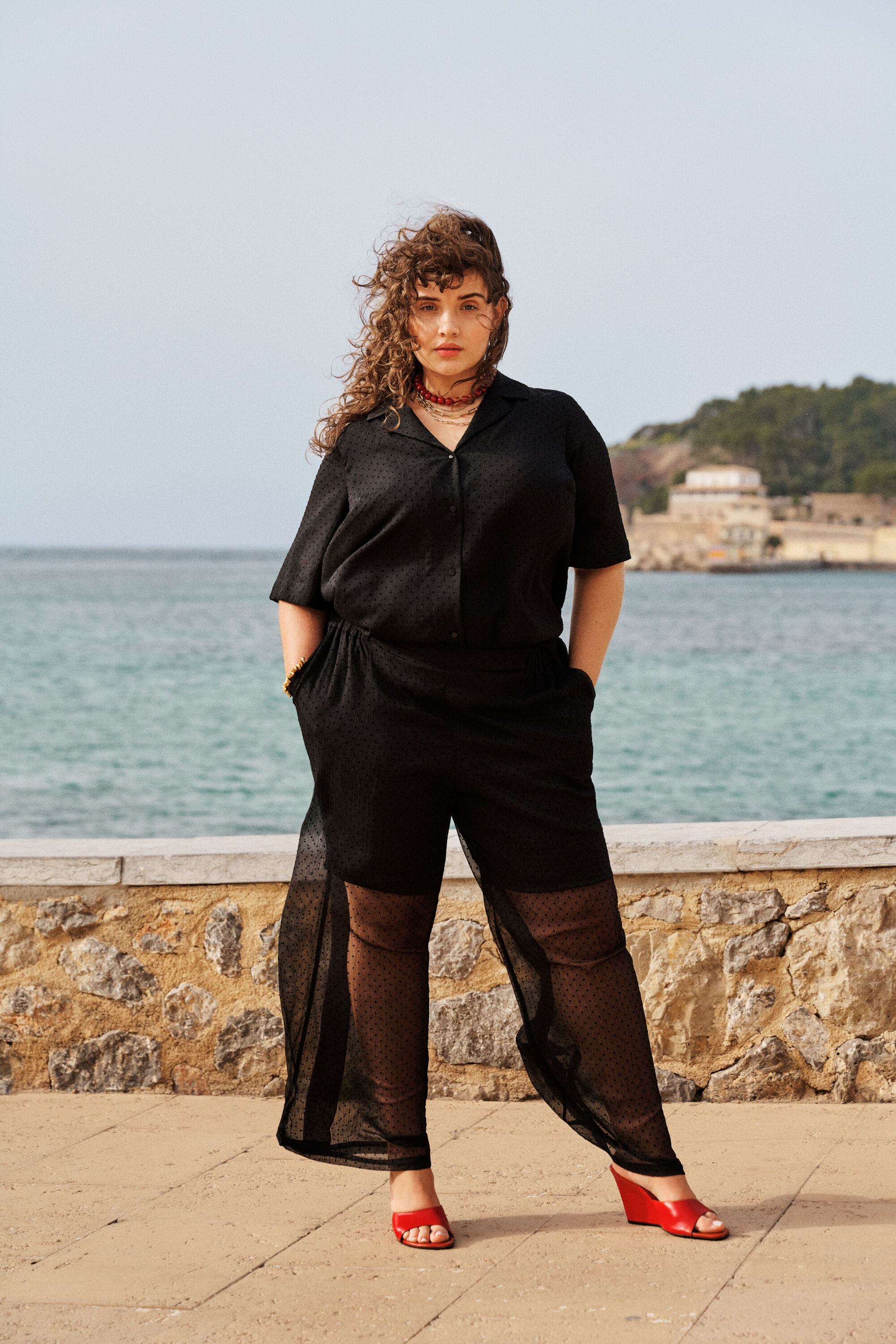 ZizzifashionElegant black with red accents, , Model