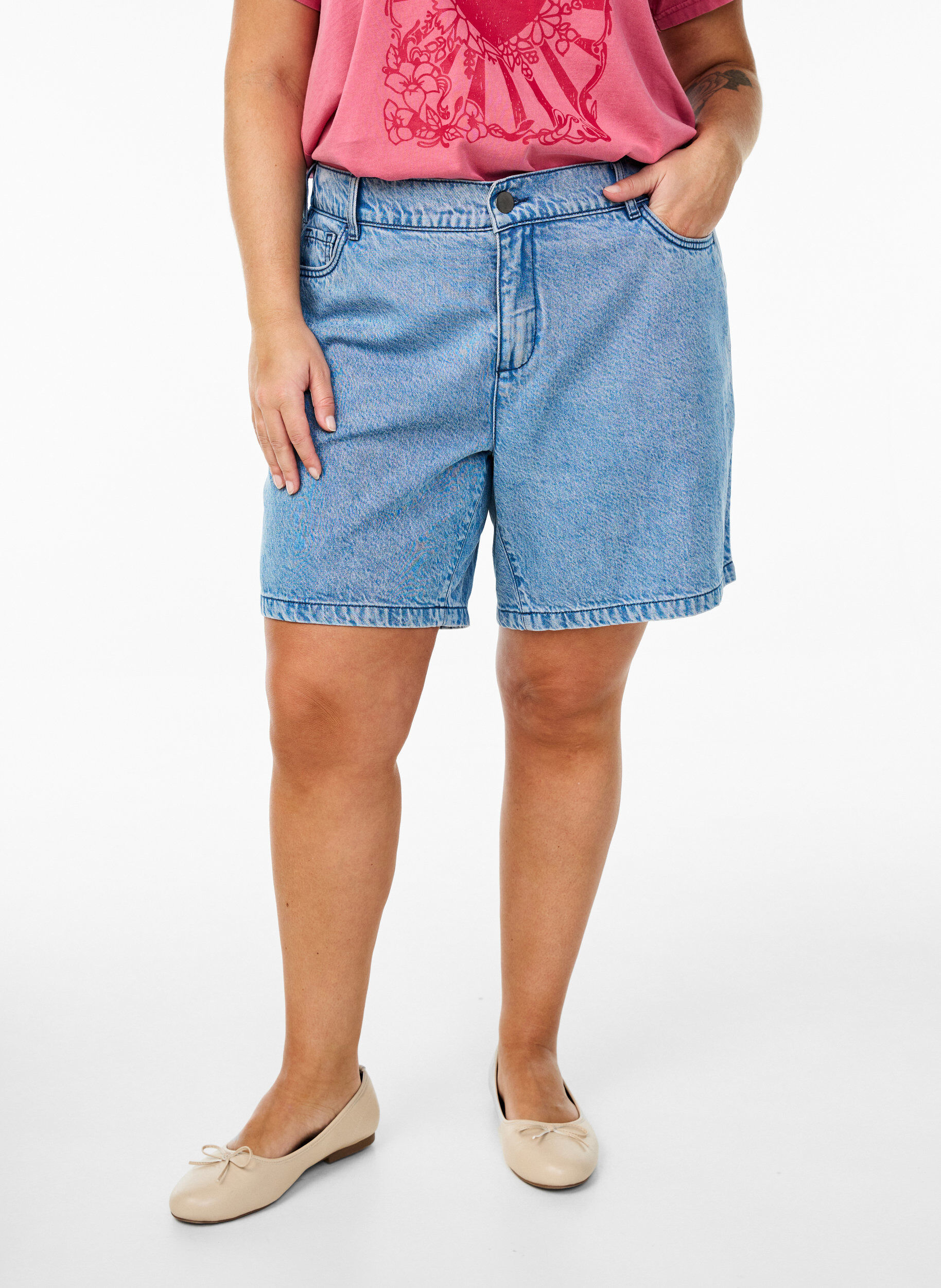 Zizzifashion Loose denim shorts with high waist, Light Blue, Model image number 3