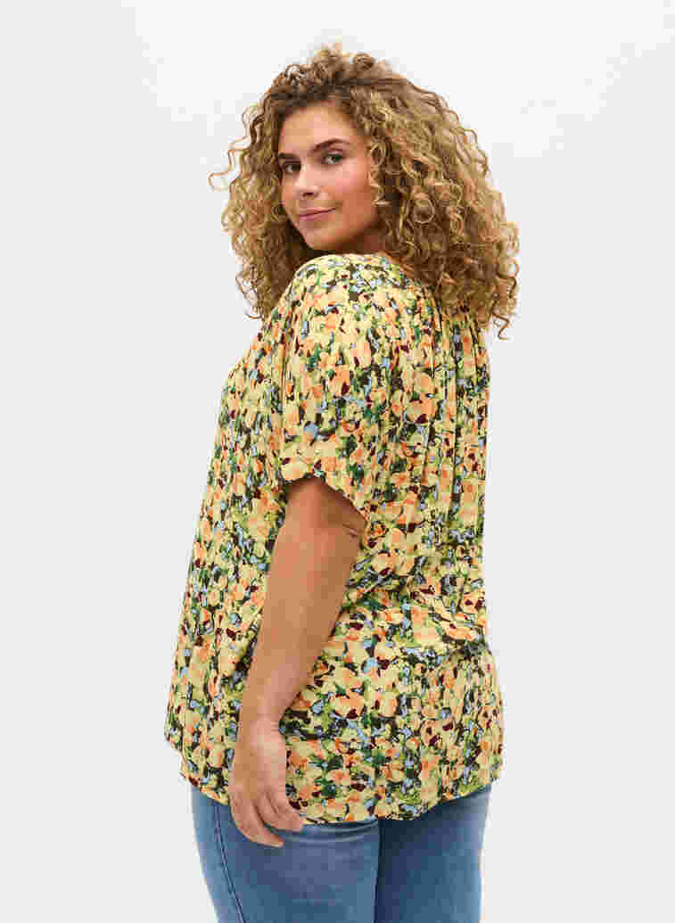 Short sleeves blouse in viscose, Yellow  Summer AOP, Model