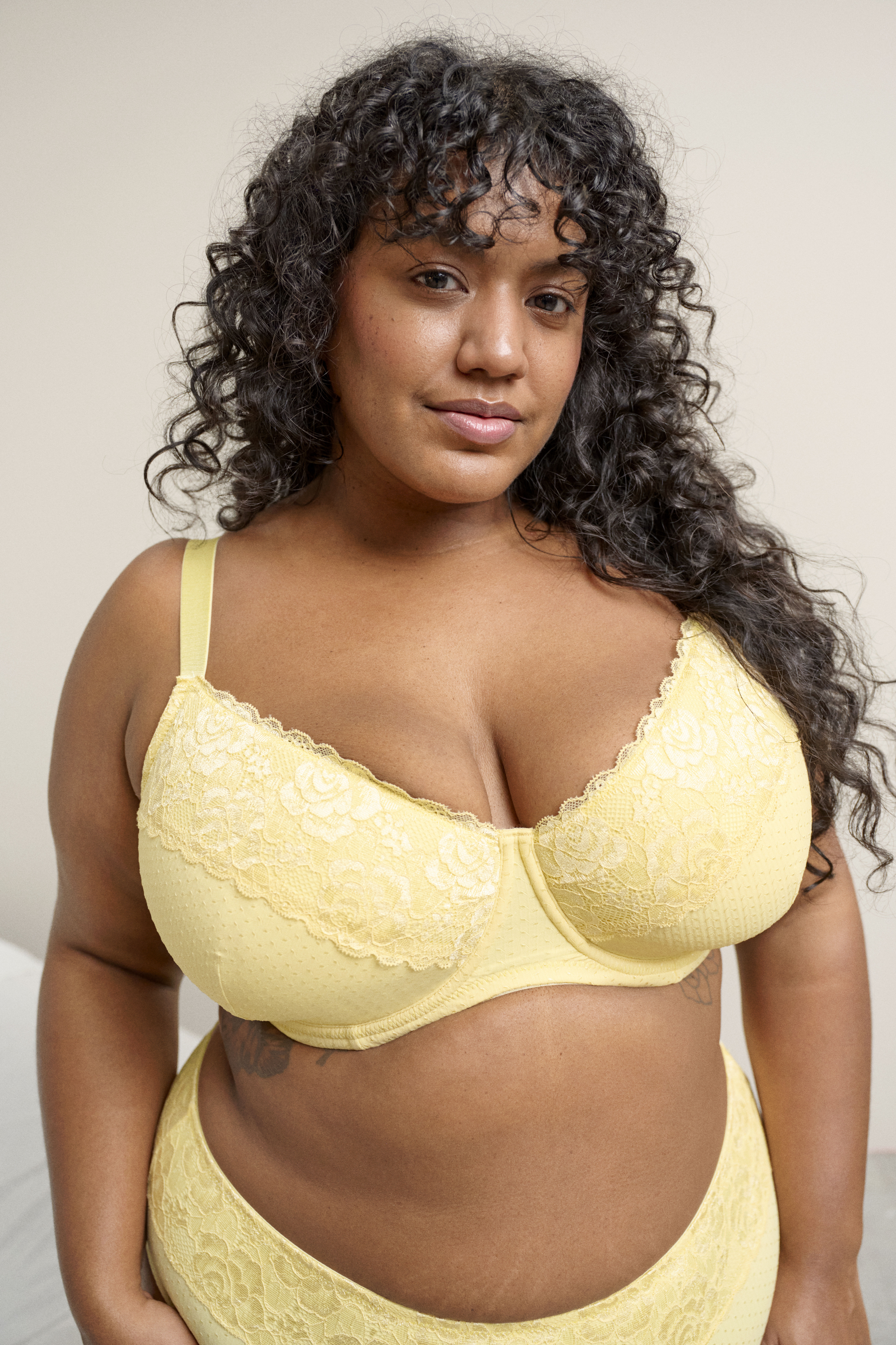 Zizzifashion Underwear set in beautiful yellow with lace, , Model