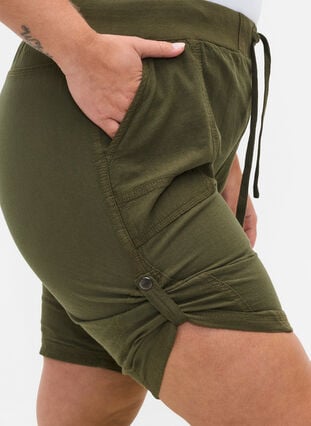 Loose cotton shorts with pockets, Ivy Green, Model image number 2