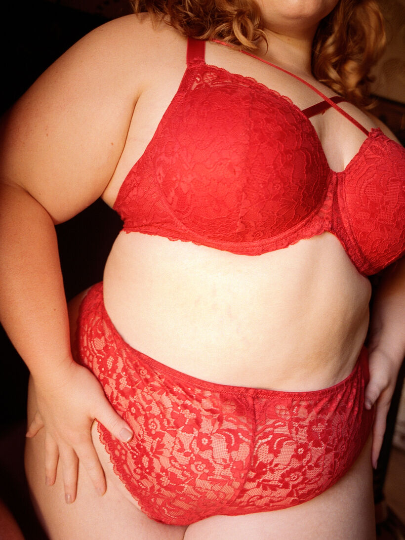 Let yourself be enveloped in red lace, , Model