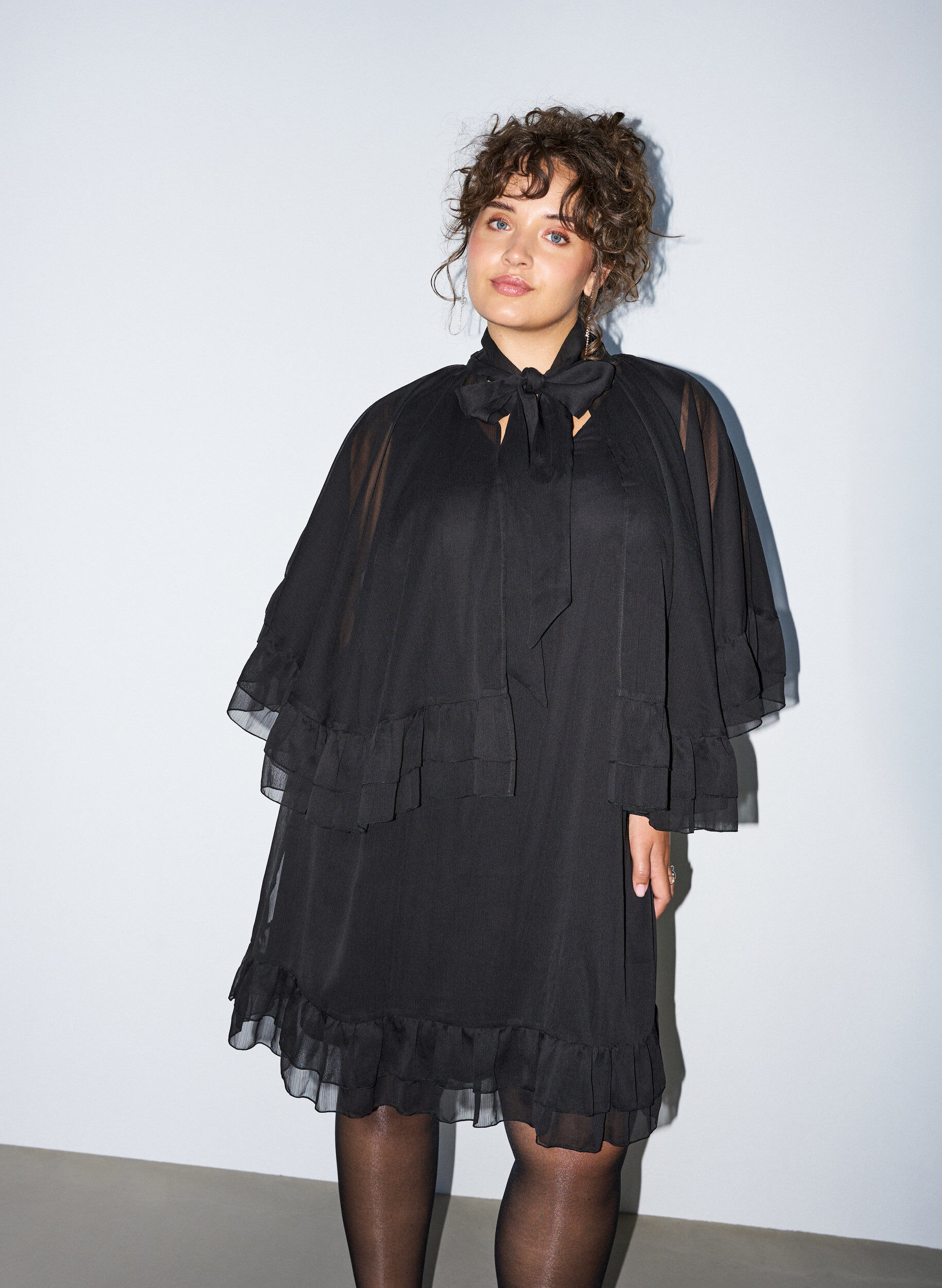 ZizzifashionSleeveless dress with chiffon cape, Black, Model image number 0