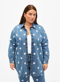 Loose denim shirt with embroidered daisies, L.B. Flower, Model
