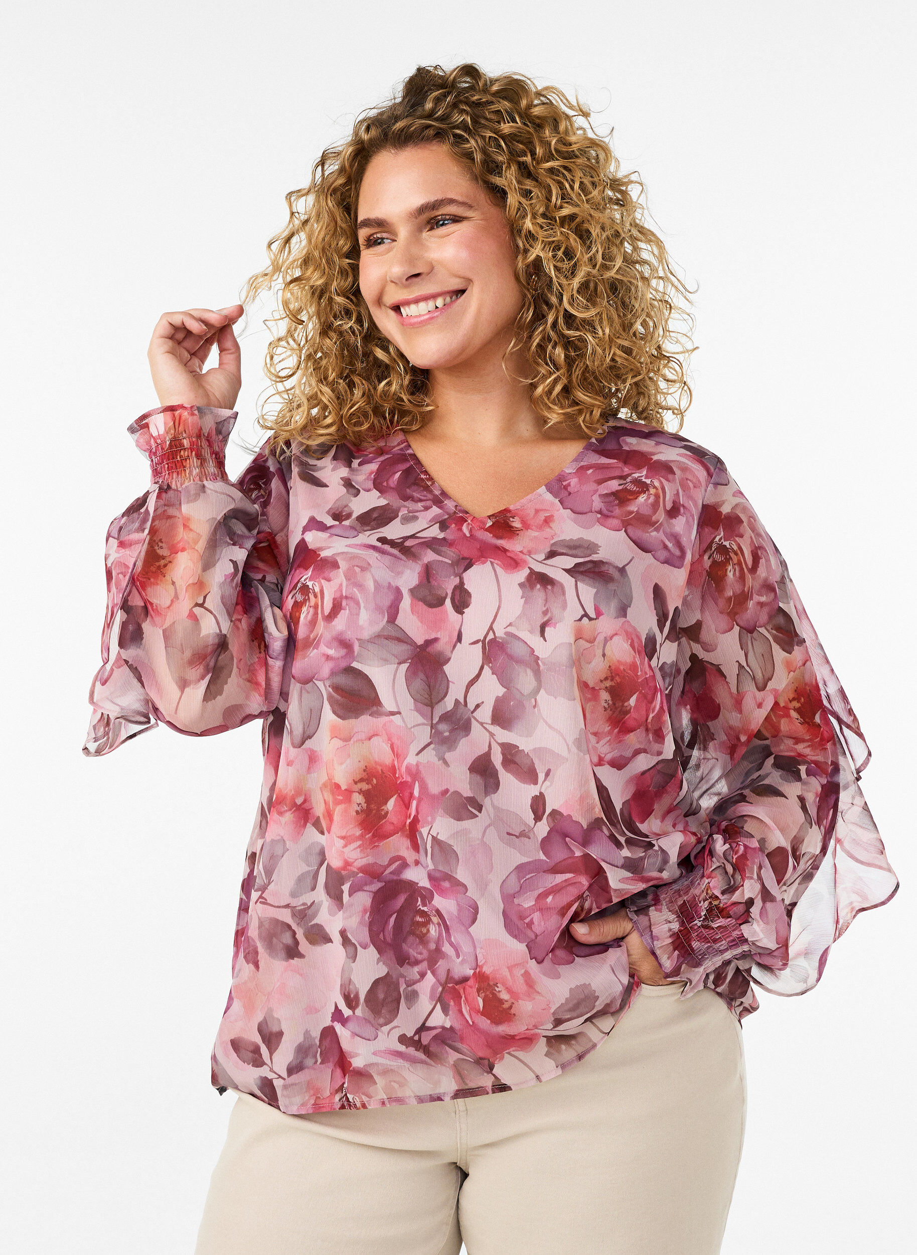 Floral blouse with a V-neck and ruffle sleeves, Rose, Model
